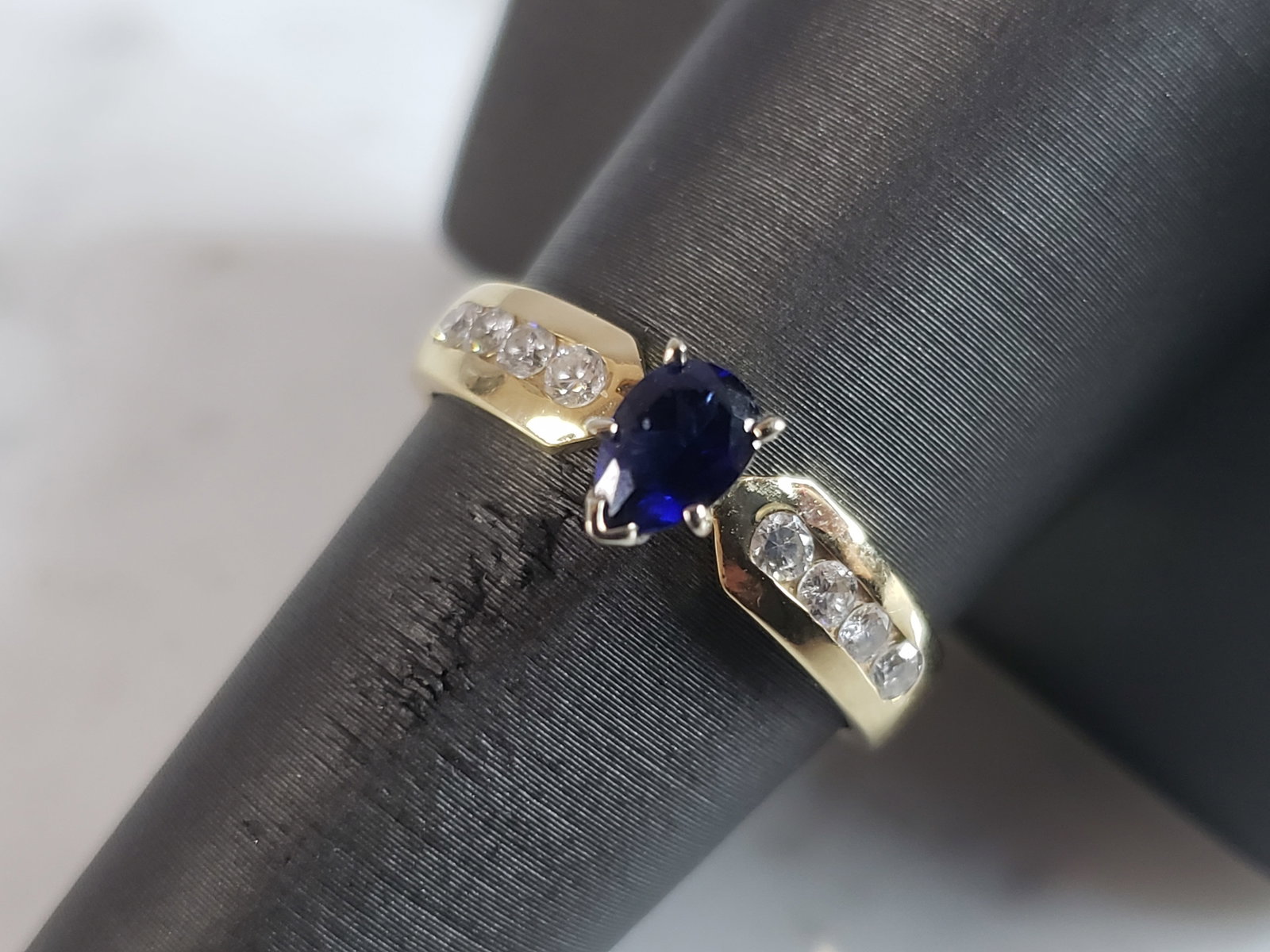 Womens Vintage Estate 14k Yellow Gold Sapphire & Diamond Ring: A WOMENS VINTAGE ESTATE 14K GOLD SAPPHIRE & DIAMOND RING. THE SIZE OF THE RING IS A 8.75. RING WEIGHS 3.6g AND THERE ARE ABOUT .24cts OF DIAMONDS. THE SAPPHIRE IS ABOUT .40cts. RING IS MARKED ON THE I