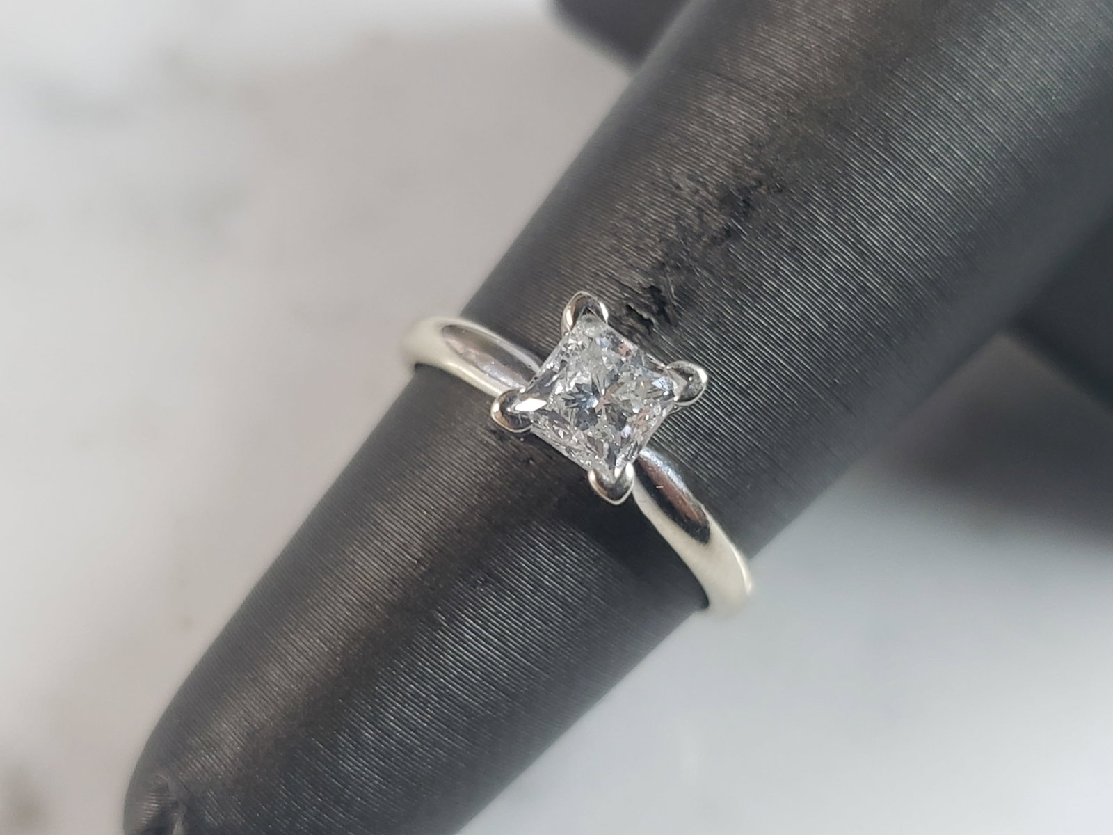Womens Vintage Estate 14k White Gold Diamond Engagement Ring: A WOMENS 14K WHITE GOLD DIAMOND ENGAGEMENT RING. THE RING WEIGHS 2.1g, AND IS A SIZE 4.5. THE CENTER STONE IS ABOUT .69cts. RING IS MARKED "14k, .69". WOULD MAKE A GREAT GIFT FOR THAT SPECIAL SOMEONE.