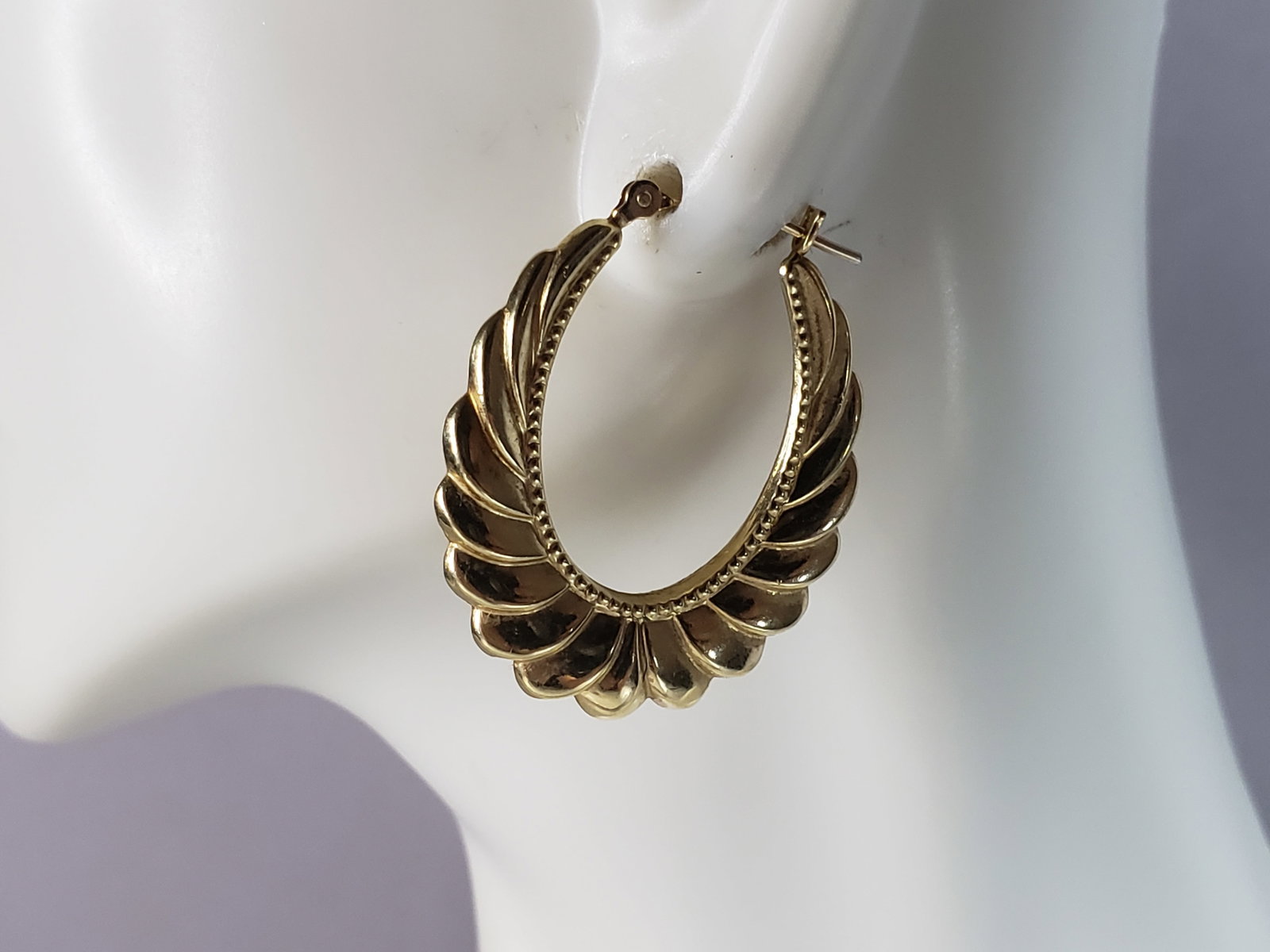 Womens Vintage Estate 14K Yellow Gold Earrings: A PAIR OF WOMENS VINTAGE ESTATE 14K YELLOW GOLD EARRINGS. THE EARRING WEIGHS 2.7g. THE EARRINGS MEASURE 1 1/4" BY 1". WOULD MAKE A GREAT GIFT FOR THAT SOMEONE SPECIAL. IF ANY QUESTIONS, PLEASE ASK. BE