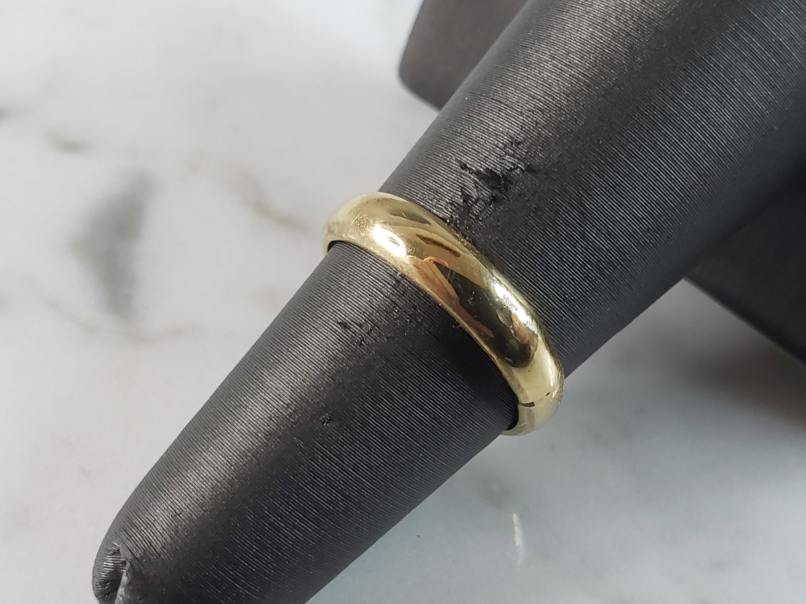 Womens Vintage Estate 18K Yellow Gold Wedding Band Ring: A WOMENS VINTAGE ESTATE 18K YELLOW GOLD WEDDING BAND RING. THE RING WEIGHS 3.9g AND IS A SIZE 5.75. THE WIDTH OF THE RING IS 1/8". RING IS NOT MARKED, BUT IT HAS BEEN AUTHENTICATED, AND IS GUARANTEED 