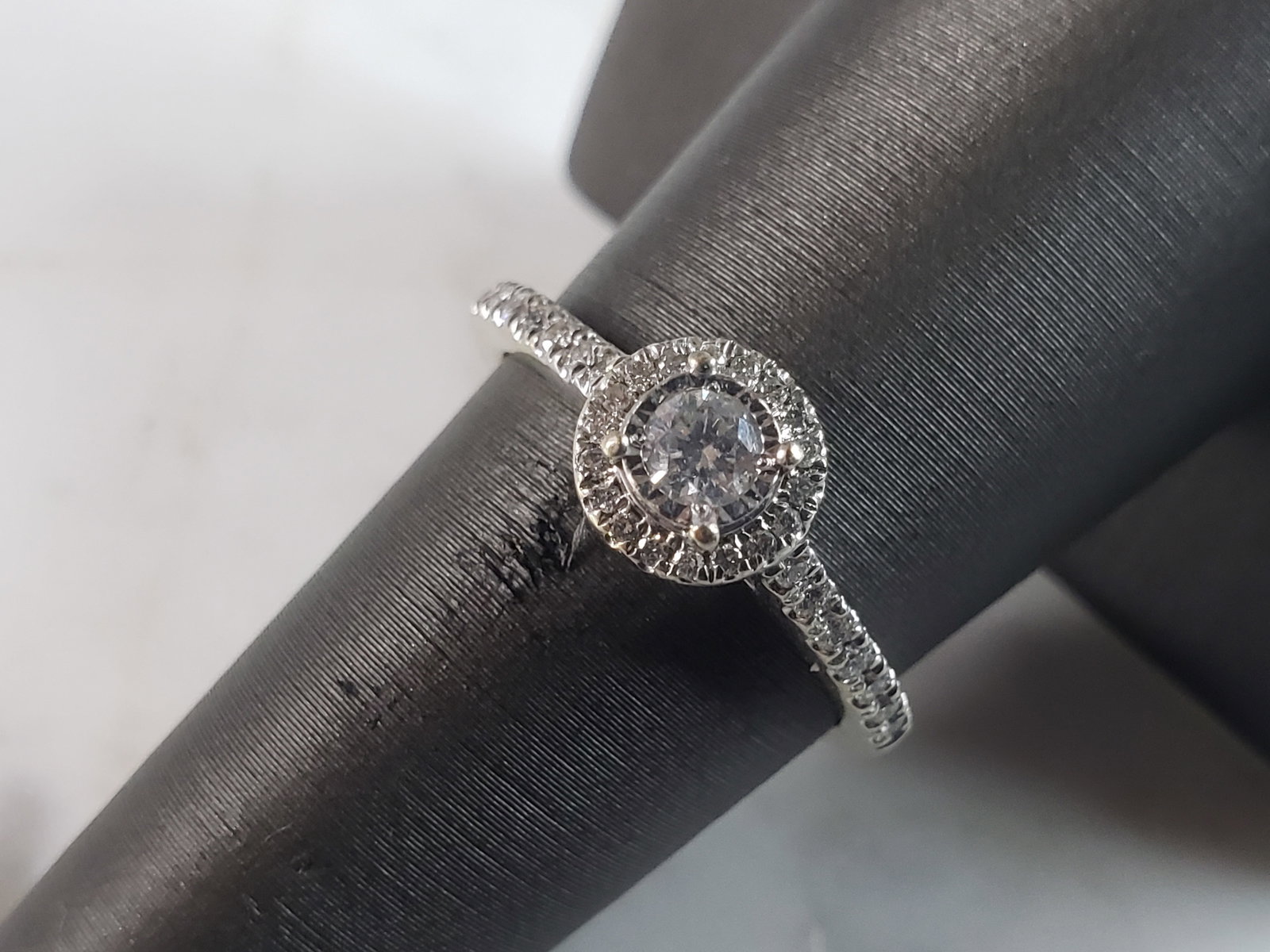 Womens Vintage Estate 10K White Gold Diamond Ring: A LOVELY, WOMENS VINTAGE ESTATE 10K WHITE GOLD DIAMOND RING. THE RING IS A SIZE 7.5, AND WEIGHS 2.8g. RING HAS ABOUT 0.68cts OF DIAMONDS. CENTER DIAMOND IS ABOUT .15cts. RING IS MARKED ON THE INSIDE O