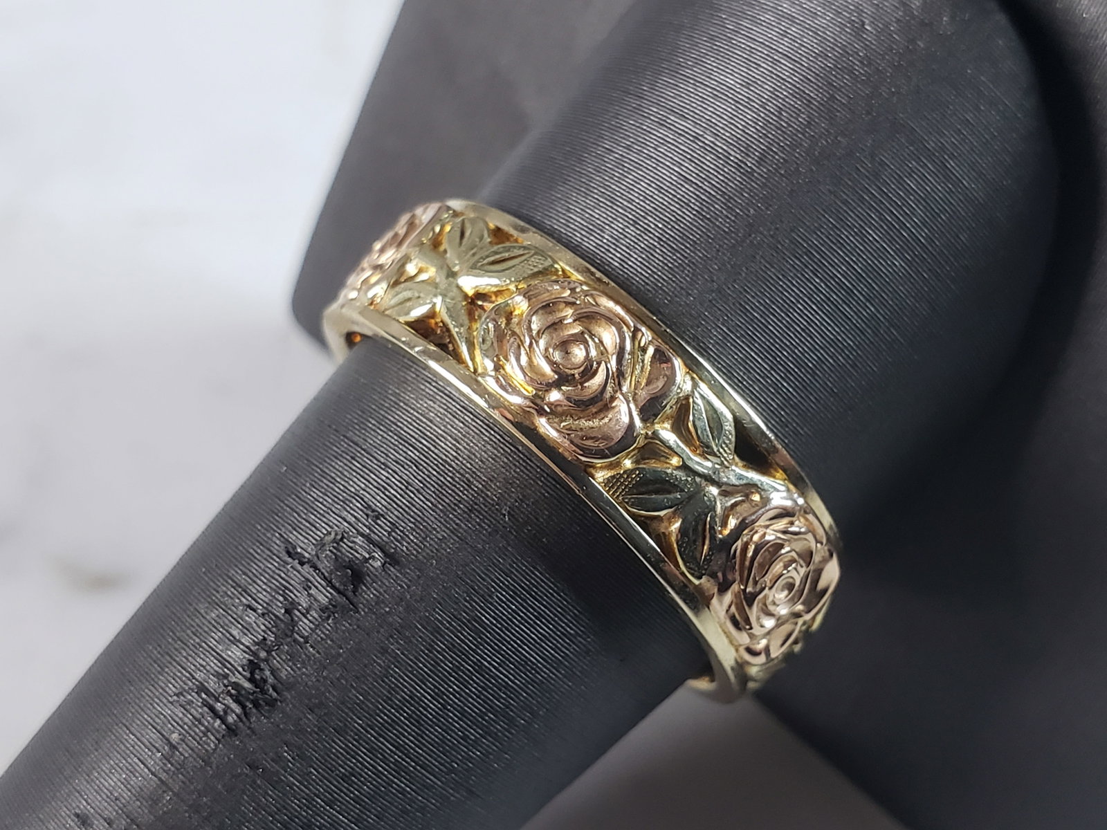 Womens Vintage Estate 14K Yellow & Rose Gold Diana Ring: A WOMENS VINTAGE ESTATE 14K YELLOW AND ROSE GOLD RING. THE RING IS A SIZE 10.75 AND WEIGHS 9.7g. THE WIDTH OF THE RING IS 1/4". STAMPED ON THE INSIDE "14K, DIANA". THE RING MAKES A LOVELY GIFT FOR THA
