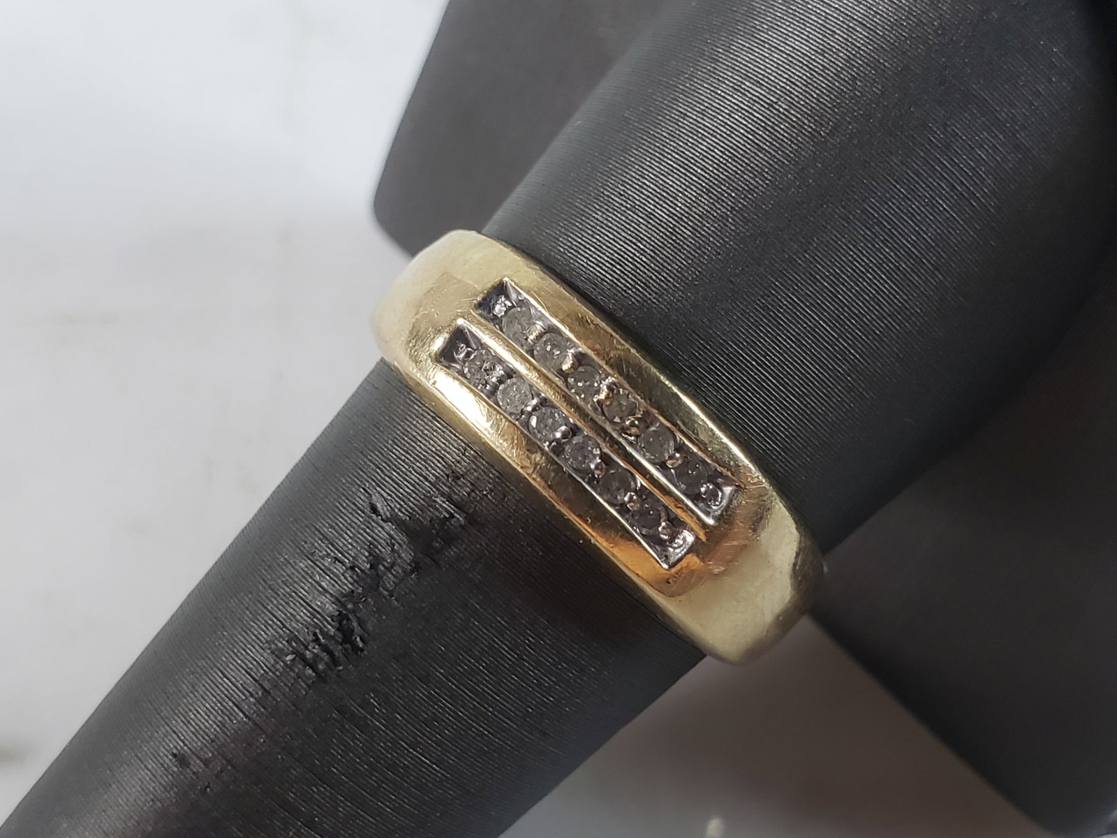 Mens Vintage Estate 14k Yellow Gold Diamond Ring: A MENS 14K YELLOW GOLD DIAMOND RING THAT WEIGHS 3.8g, AND IS A SIZE 9.75. THERE ARE ABOUT .12cts OF DIAMONDS, AND THE FACE IS ABOUT 1/4" WIDE. WOULD MAKE A GREAT GIFT FOR THAT SPECIAL SOMEONE. ANY OTH