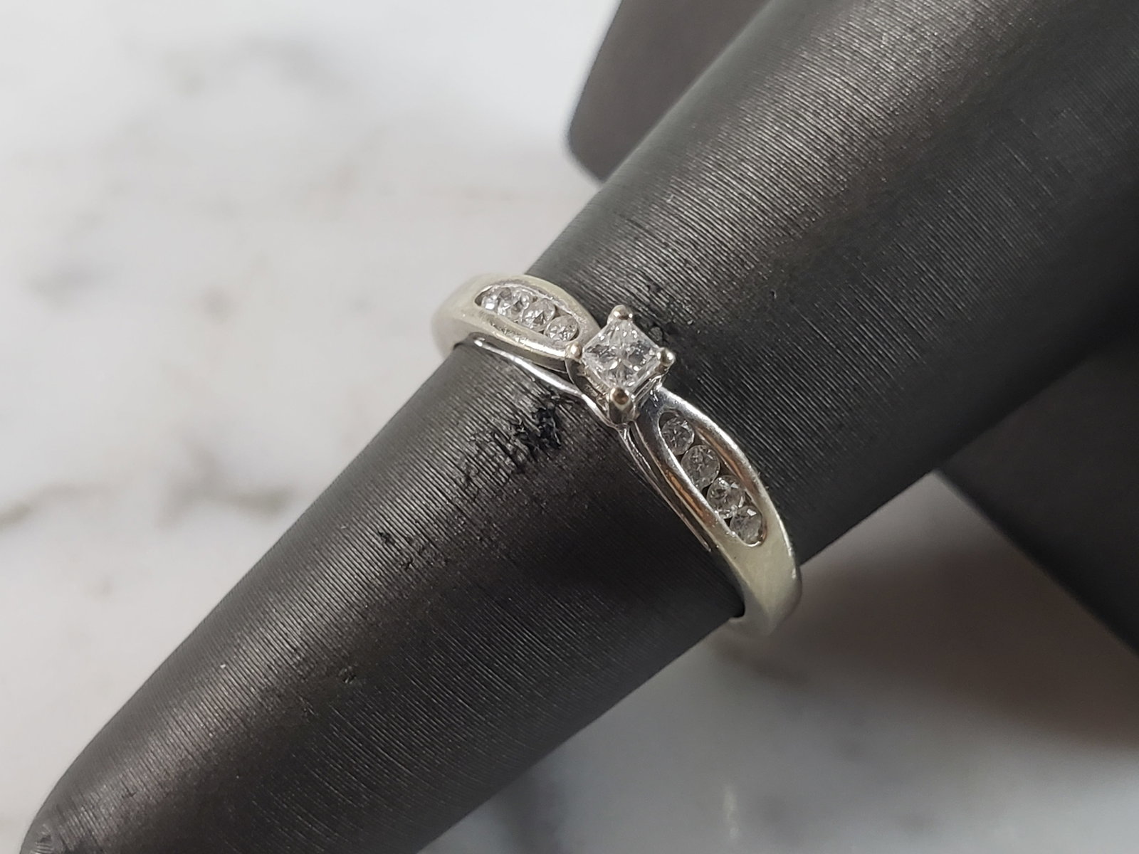 Womens Vintage Estate 10K White Gold Ring Diamond Ring: A WOMEN'S VINTAGE ESTATE 10K WHITE GOLD DIAMOND RING WITH ABOUT .34cts OF DIAMONDS. THE RING IS A SIZE 6.75, AND WEIGHS 2.2g. RING IS STAMPED ON THE INSIDE OF THE BAND. THIS IS A BEAUTIFUL GIFT FOR TH
