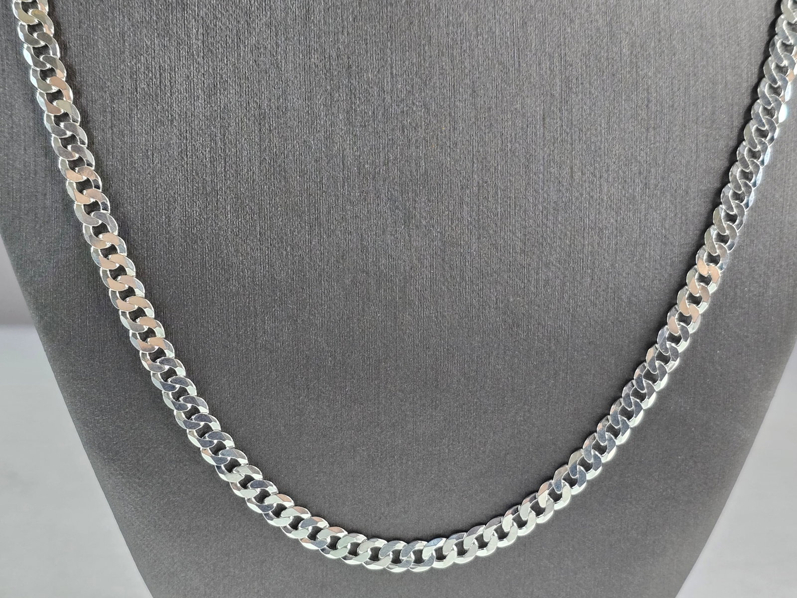 Mens Sterling Silver Chain Link Italian Necklace: A MENS STERLING SILVER CHAIN LINK ITALIAN NECKLACE. NECKLACE MEASURES 26" LONG BY 1/4" WIDE, AND WEIGHS 22.2g. WOULD MAKE A LOVELY GIFT FOR THAT SOMEONE SPECIAL. ANY QUESTIONS PLEASE ASK. BE SURE TO C