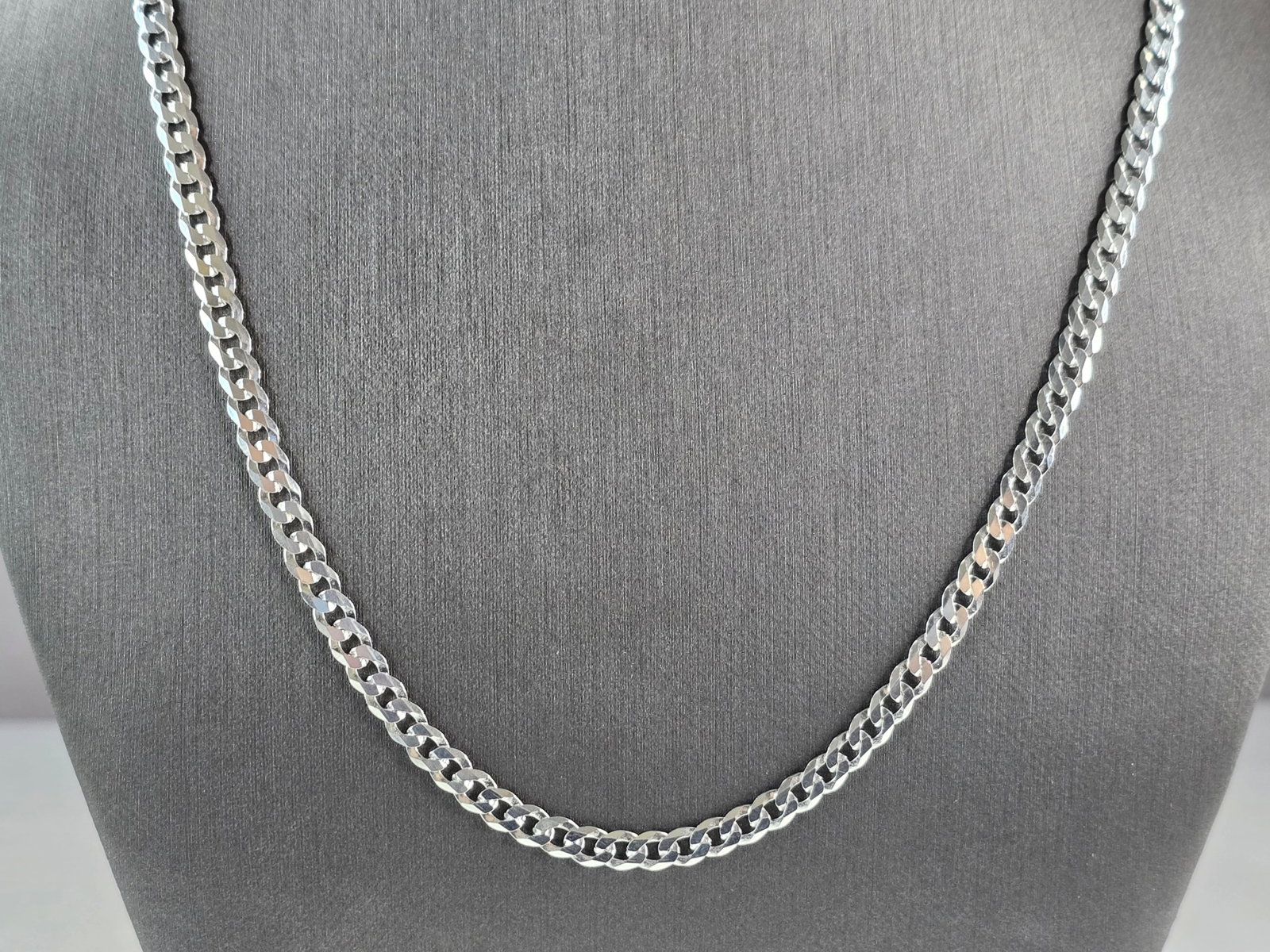 Mens Sterling Silver Italian Chain Link Necklace: A MENS STERLING SILVER ITALIAN CHAIN LINK NECKLACE. NECKLACE MEASURES 20" LONG BY 3/16" WIDE, AND WEIGHS 11.1g. WOULD MAKE A LOVELY GIFT FOR THAT SOMEONE SPECIAL. ANY QUESTIONS PLEASE ASK. BE SURE TO 