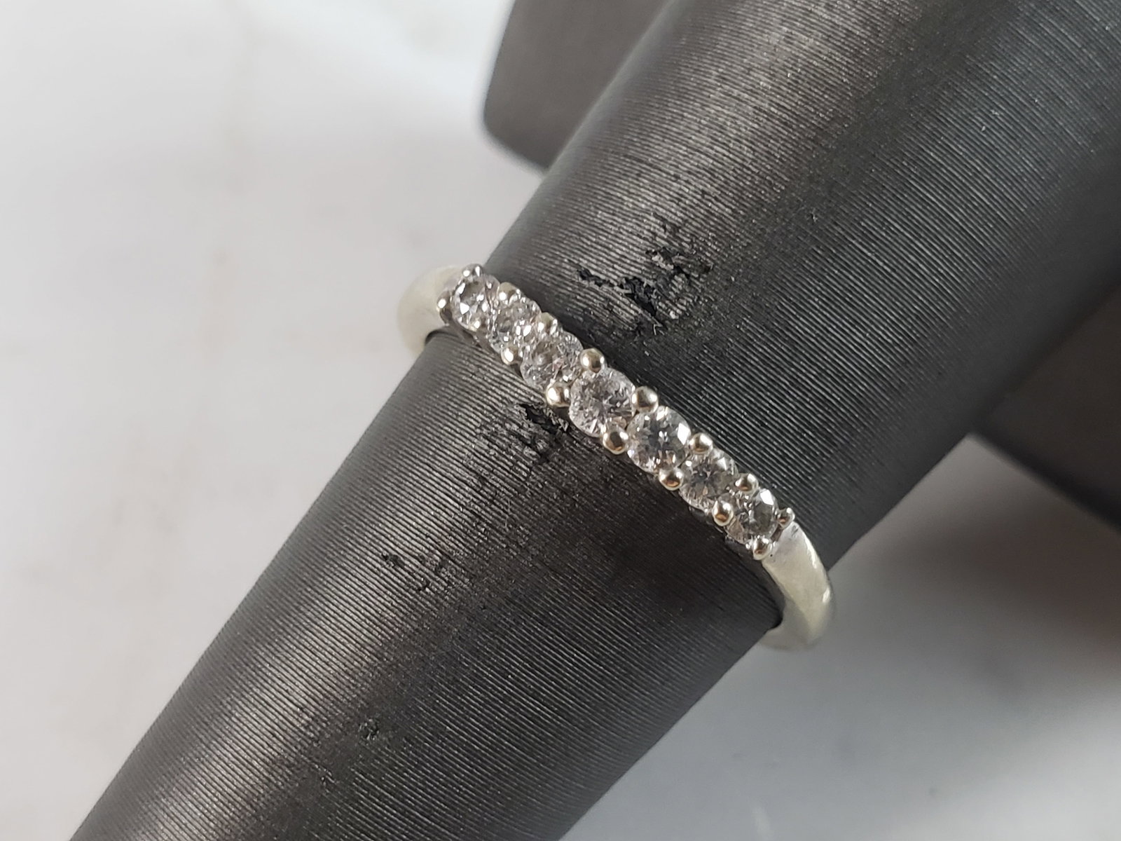Womens Vintage Estate 14K White Gold Diamond Ring: A WOMENS VINTAGE ESTATE 14K WHITE GOLD DIAMOND RING. THE RING IS A SIZE 6.25 AND WEIGHS 2.0g. THERE ARE ABOUT .21cts OF DIAMONDS IN THIS RING. RING IS MARKED ON THE INSIDE OF THE BAND. RING MAKES A BE