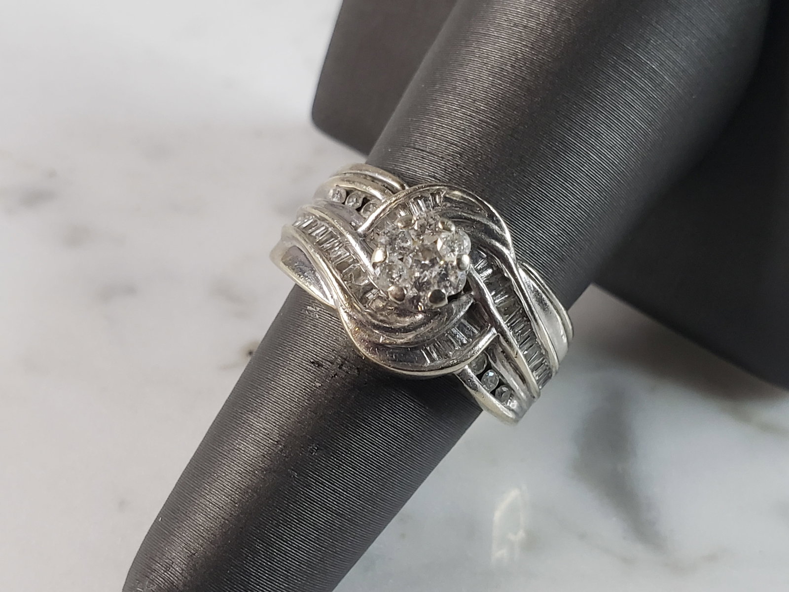 Womens Vintage Estate 10K White Gold Diamond Ring: A WOMENS VINTAGE ESTATE 10K WHITE GOLD DIAMOND RING. THE RING IS A SIZE 7.0, AND WEIGHS 7.1g. RING HAS ABOUT 0.57cts OF DIAMONDS. RING IS MARKED ON THE INSIDE OF THE BAND. THIS IS A BEAUTIFUL GIFT FOR