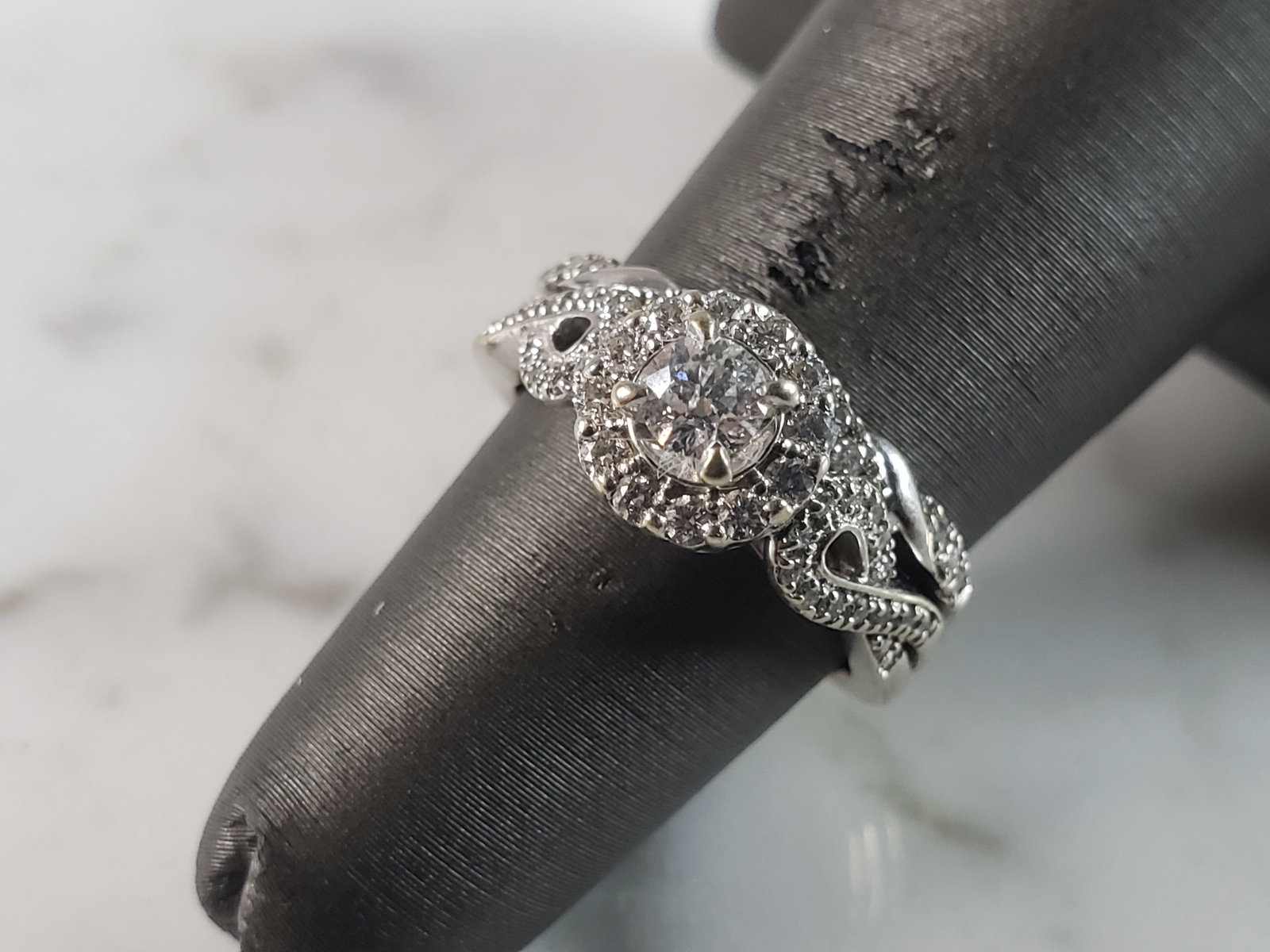 Womens Vintage Estate 14K White Gold Diamond Ring: A WOMENS VINTAGE ESTATE 14K WHITE GOLD DIAMOND RING. THE RING IS A SIZE 4.75 AND WEIGHS 5.3g. THERE ARE ABOUT .49cts OF DIAMONDS IN THIS RING. RING IS MARKED ON THE INSIDE. THE RING MAKES A BEAUTIFUL 