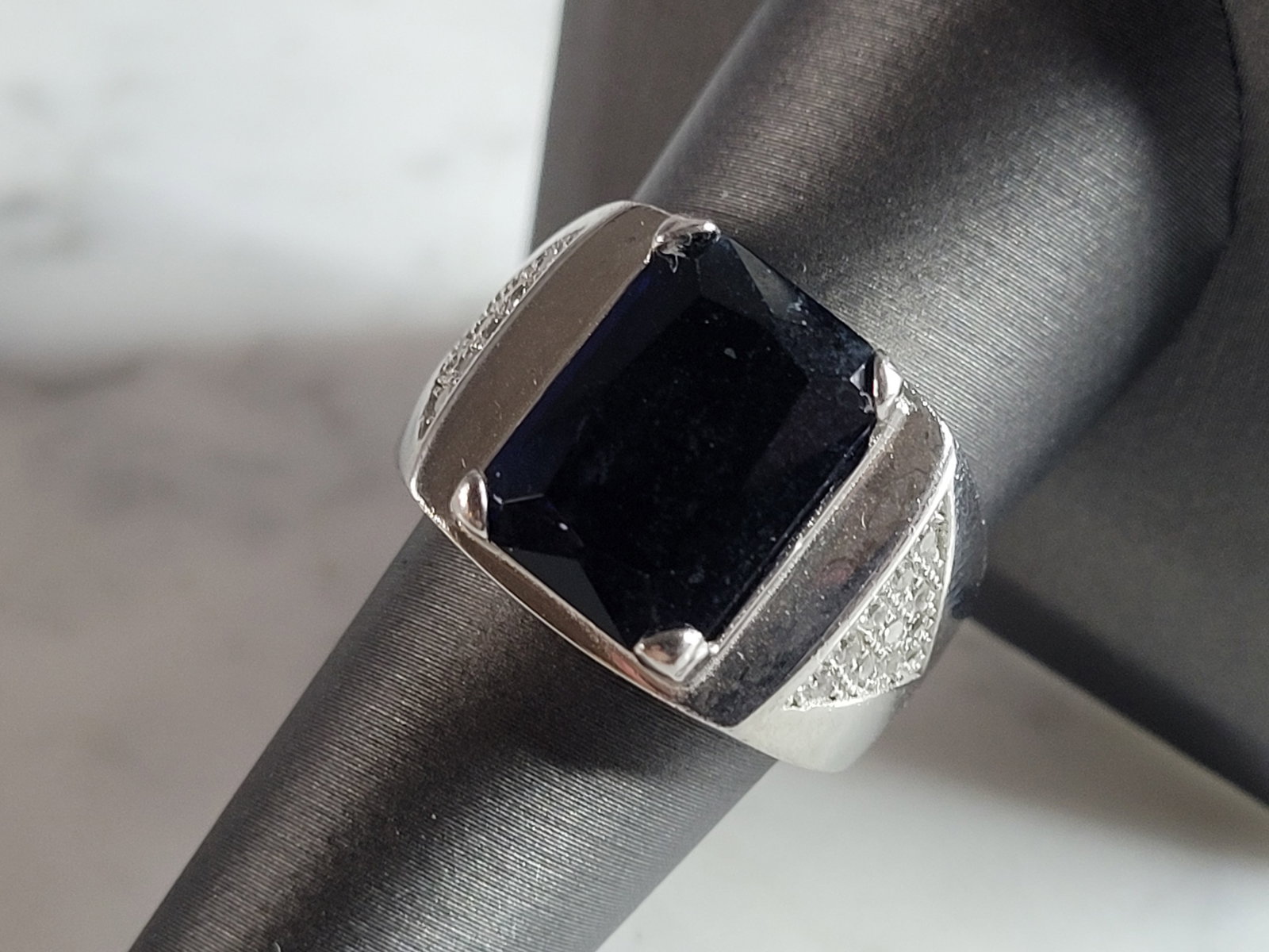 Mens Estate Sterling Silver Modernist Sapphire Ring: A MENS ESTATE STERLING SILVER MODERNIST RING. THE RING IS A SIZE 8.75 AND WEIGHS 11.8g. STONE IS A SAPPHIRE COLORED GLASS. RING MEASURES ABOUT 5/8" LONG. RING IS MARKED 925 ON THE INSIDE OF THE BAND. 