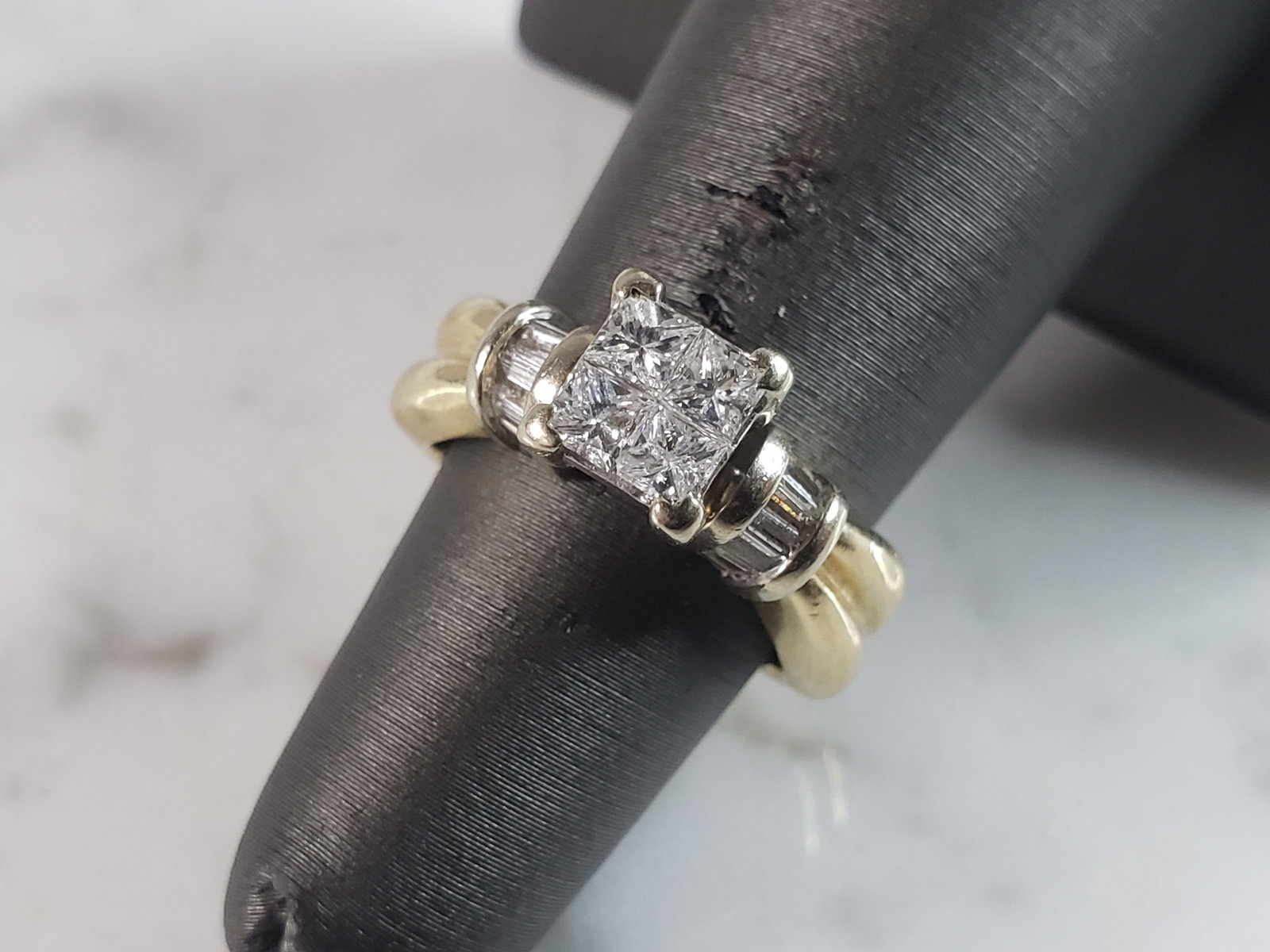 Womens Vintage Estate 14K Yellow Gold Diamond Ring: A WOMENS VINTAGE ESTATE 14K GOLD DIAMOND RING. THE RING IS A SIZE 4.75 AND WEIGHS 7.0g. RING IS STAMPED 1.00, AND 0.64 ON THE INSIDE OF THE BAND. RING IS ALSO MARKED 14K. RING MAKES A BEAUTIFUL GIFT F