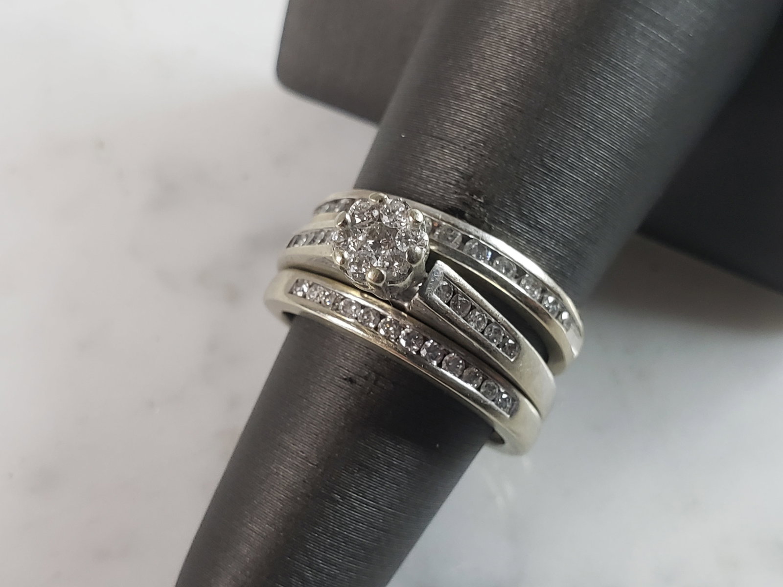 Womens Vintage Estate 10K White Gold Diamond Ring Set: A WOMENS VINTAGE ESTATE 10K WHITE GOLD DIAMOND RING SET. THE RING IS A SIZE 7.0, AND WEIGHS 7.3g. RING HAS ABOUT 0.55cts OF DIAMONDS. RING IS MARKED ON THE INSIDE OF THE BAND. THIS IS A BEAUTIFUL GIFT