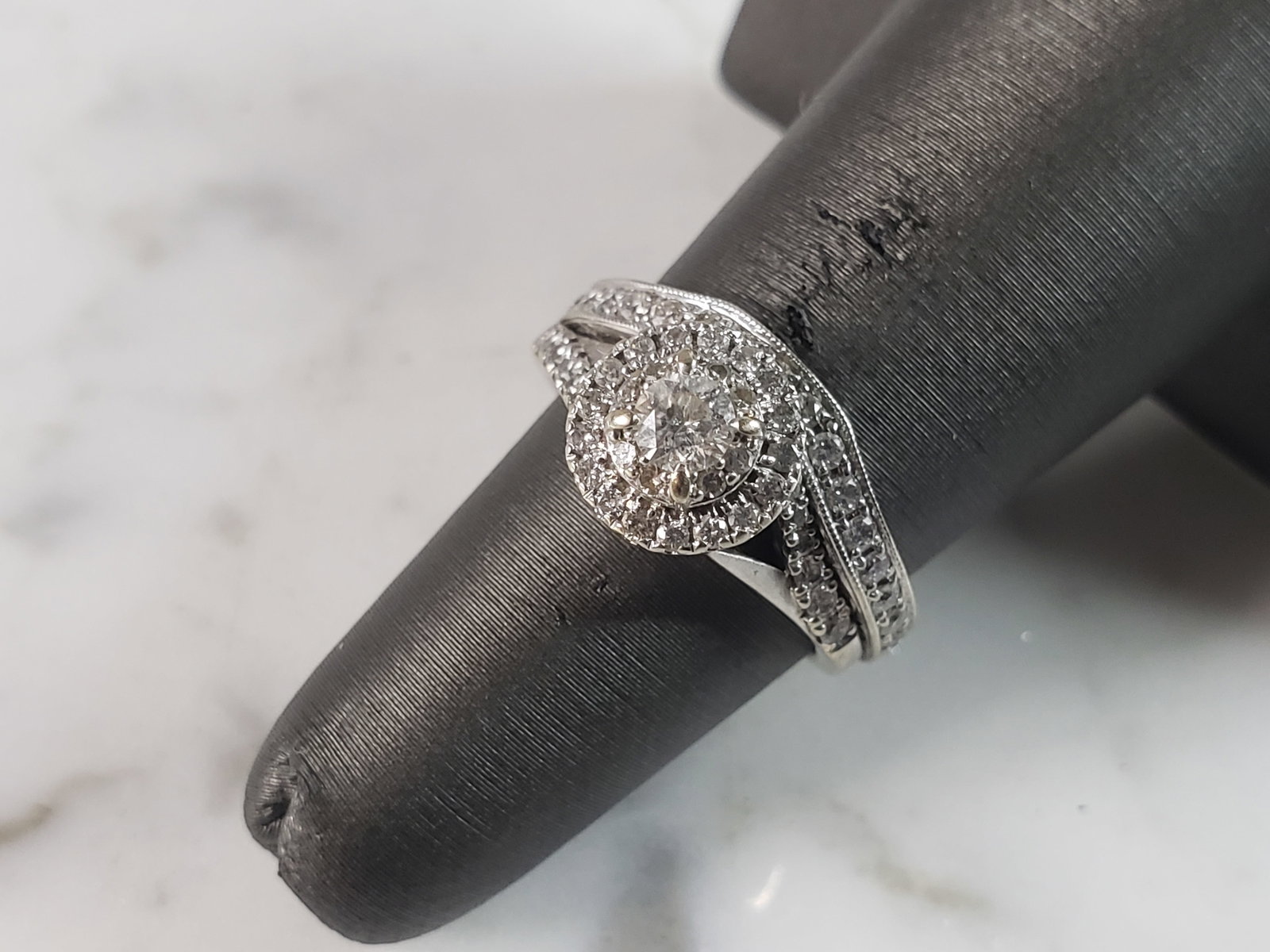 Womens Vintage Estate 14K White Gold Diamond Ring: A WOMENS VINTAGE ESTATE 14K WHITE GOLD DIAMOND RING. THE RING IS A SIZE 5.0 AND WEIGHS 5.3g. THERE ARE OVER 1ct OF DIAMONDS IN THIS RING. RING IS MARKED ON THE INSIDE. THE RING MAKES A BEAUTIFUL GIFT 