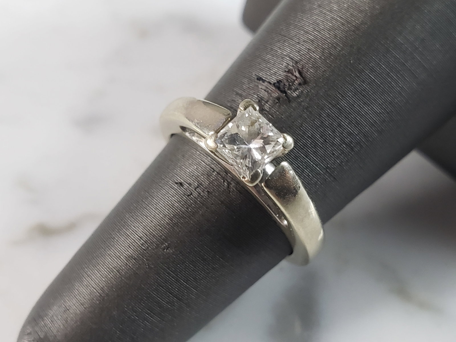 Womens Vintage Estate 14K White Gold Diamond Ring: A WOMENS VINTAGE ESTATE 14K WHITE GOLD DIAMOND RING. THE RING IS A SIZE 5.25 AND WEIGHS 4.5g. DIAMOND IS ABOUT .50cts. RING IS NOT MARKED BUT IT HAS BEEN TESTED AND IS GUARANTEED TO BE AS DESCRIBED. R