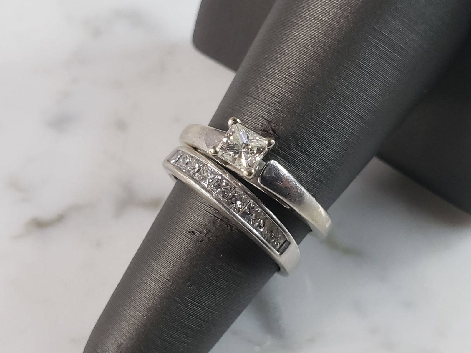 Womens Vintage Estate 14K White Gold Diamond Engagement Ring Set: A WOMENS VINTAGE ESTATE 14K WHITE GOLD DIAMOND RING SET. THE RINGS ARE A SIZE 6.25 AND WEIGHS 6.4g. THERE ARE OVER 1.0cts OF DIAMONDS IN THIS SET. THE SOLITAIRE DIAMOND IS ABOUT .50cts. THE CHANNEL LO