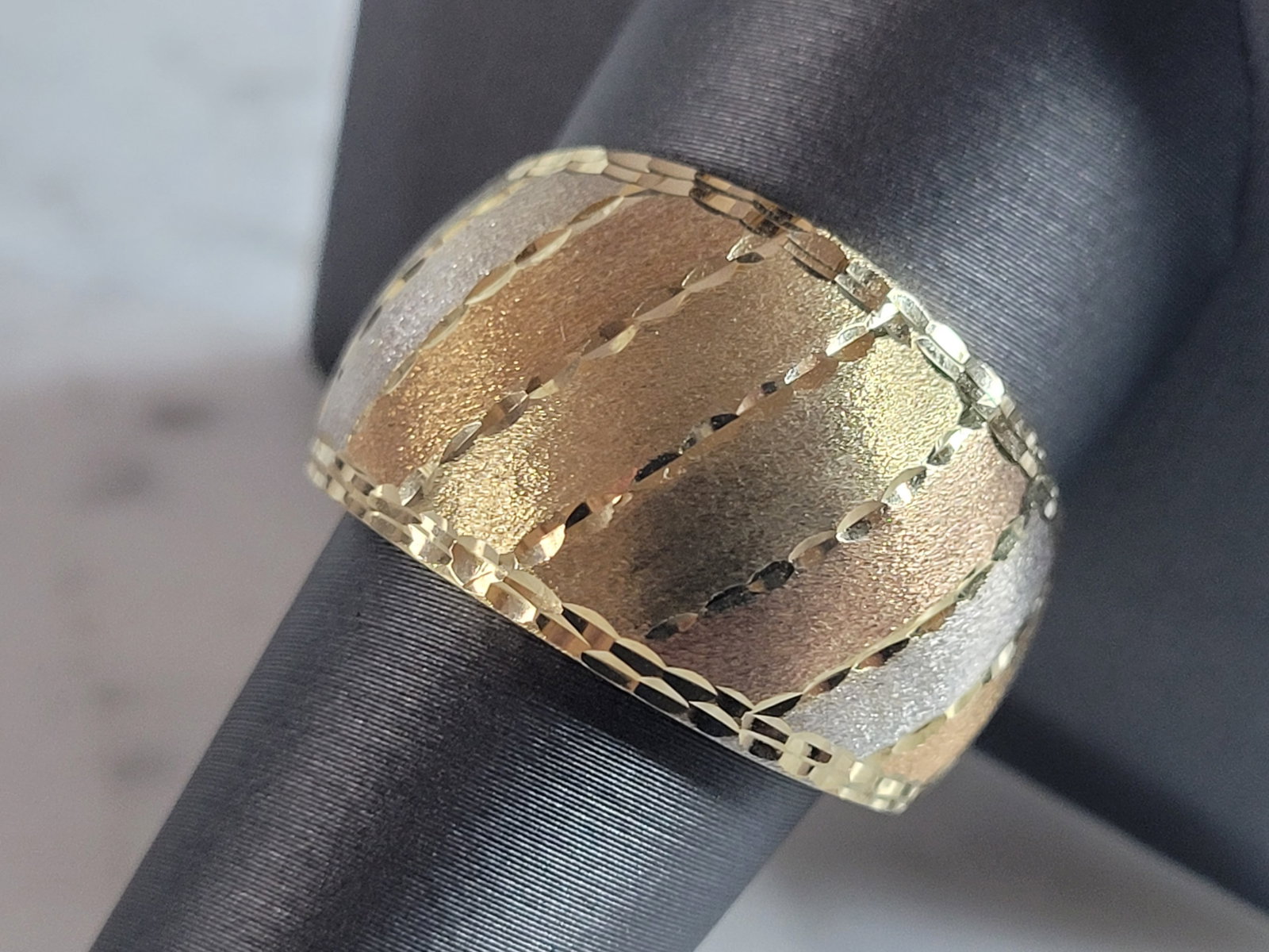 Womens Vintage Estate 14K Multi Tone Gold Ring: A WOMENS VINTAGE ESTATE 14K MULTI TONE GOLD ITALIAN RING. RING WEIGHS 2.9g, AND IS A SIZE 10.0. THE WIDTH OF THE RING IS ABOUT 5/8". RING IS MARKED ON THE INSIDE OF THE BAND. VERY NICE THIN, LIGHT WEI
