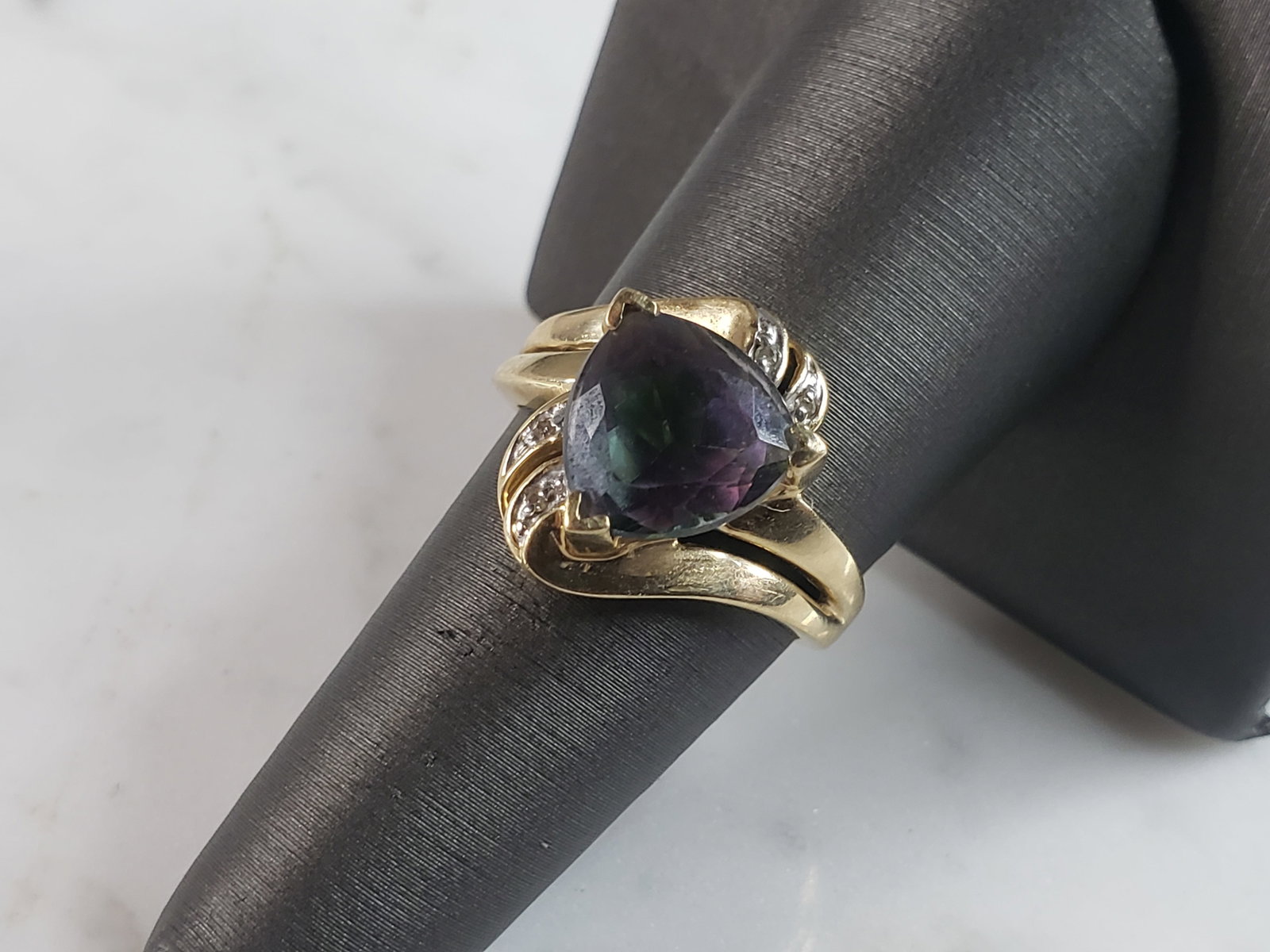 Womens Vintage Estate 10k Gold Mystic Topaz & Diamond Ring: A WOMENS VINTAGE ESTATE 10K YELLOW GOLD RING WITH WHAT APPEARS TO BE A MYSTIC TOPAZ COLORED STONE, ACCENTED BY FOUR TINY DIAMONDS. THE RING IS A SIZE 7.75 AND WEIGHS 4.2g. THE DIAMONDS ARE REAL. RING 