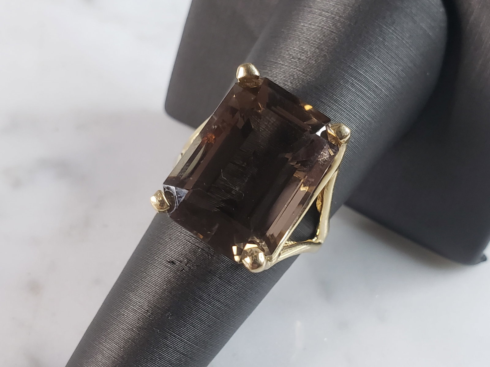 Womens Vintage Estate 14k Yellow Gold Smoky Quartz Ring: A WOMENS VINTAGE ESTATE 14K GOLD RING WITH WHAT APPEARS TO BE A SMOKY QUARTZ STONE. RING IS A SIZE 7.75 AND WEIGHS 6.6g. THE WIDTH OF THE RING IS ABOUT 5/8". RING IS MARKED ON THE INSIDE OF THE BAND. 