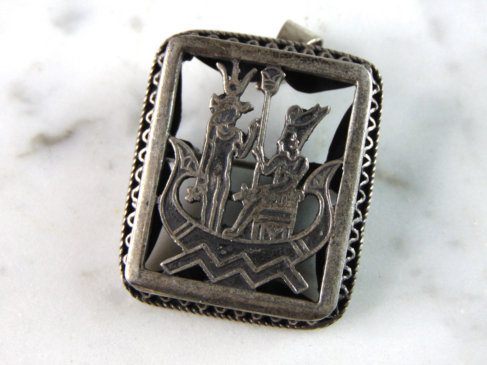 Womens Vintage Estate Sterling Silver Egyptian Brooch Pendant: A WOMENS VINTAGE ESTATE STERLING SILVER EGYPTIAN BROOCH PENDANT. THE BROOCH WEIGHS 11.3g, AND MEASURES 1 1/4" LONG BY 1" WIDE. THIS WOULD MAKE A NICE GIFT FOR THAT SOMEONE SPECIAL. ANY QUESTIONS PLEAS