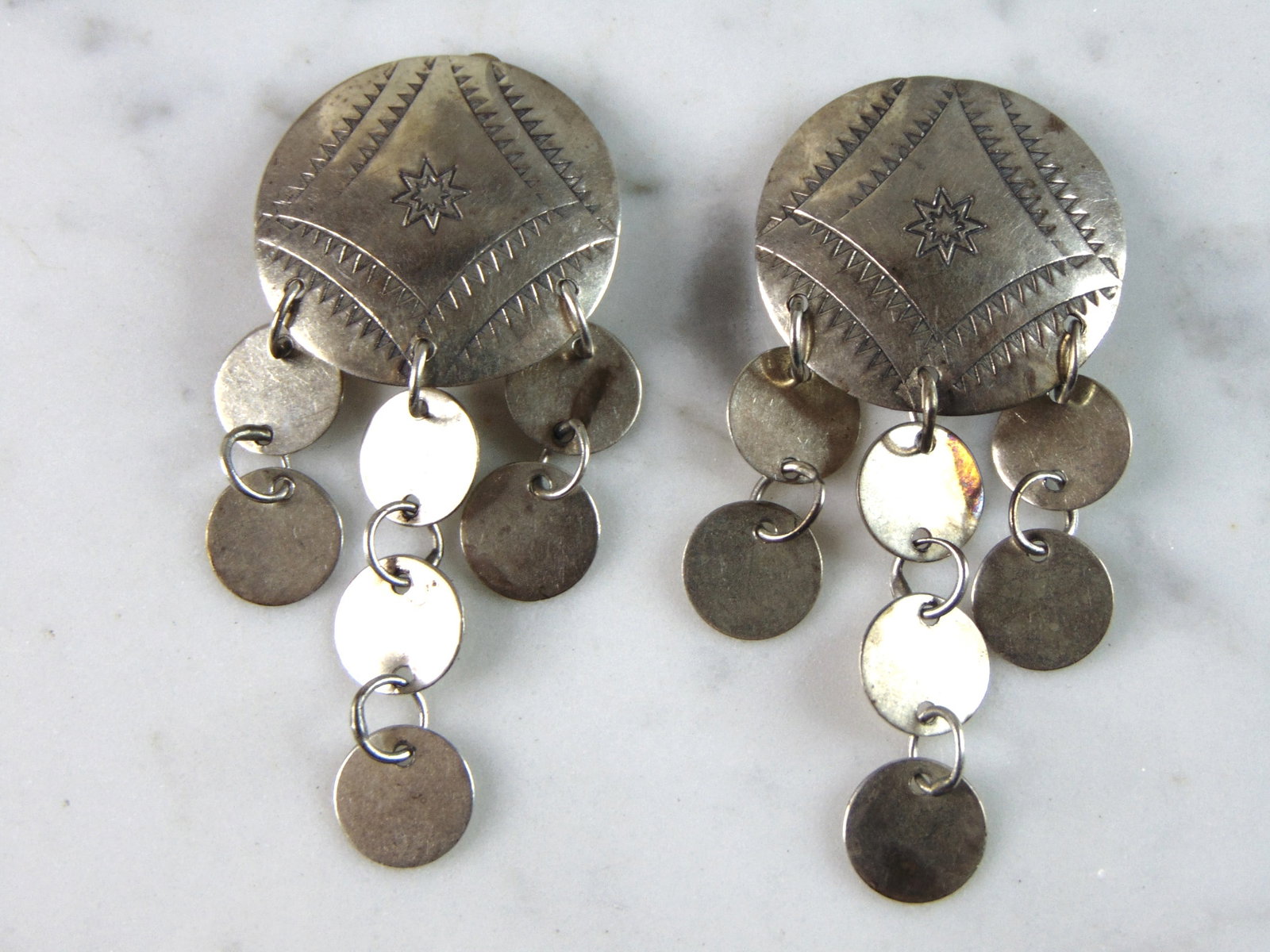 Womens Vintage Estate Sterling Silver Southwestern Clip On Earrings: A WOMENS VINTAGE ESTATE STERLING SILVER SOUTHWESTERN CLIP ON EARRINGS. THE EARRINGS WEIGH 10.4g. AND MEASURE 2 3/8" IN LENGTH BY 1" WIDE. MAKES A LOVELY GIFT FOR THAT SOMEONE SPECIAL. ANY QUESTIONS, P