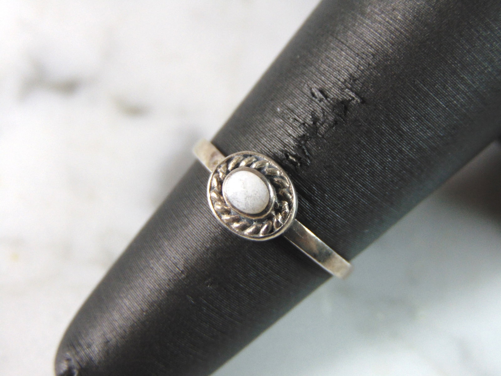 Womens Vintage Estate Sterling Silver Modernist Ring: A LOVELY VINTAGE ESTATE STERLING SILVER MODERNIST RING. THE RING SIZE IS A 5.0, AND WEIGHS 1.0g. THIS WOULD MAKE A NICE GIFT FOR THAT SOMEONE SPECIAL. ANY QUESTIONS PLEASE DO NOT HESITATE TO ASK. BE S