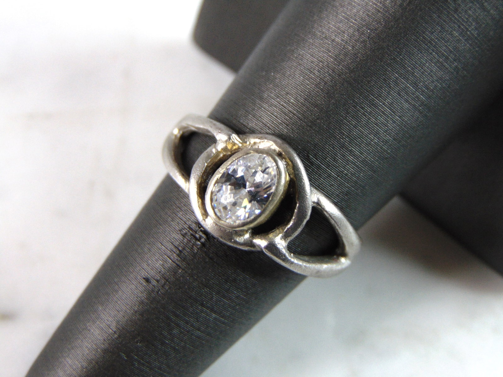 Womens Vintage Estate Sterling Silver Modernist CZ Ring: A LOVELY VINTAGE ESTATE STERLING SILVER CZ RING. THE RING SIZE IS A 8.0, AND WEIGHS 3.4g. THIS WOULD MAKE A NICE GIFT FOR THAT SOMEONE SPECIAL. ANY QUESTIONS PLEASE DO NOT HESITATE TO ASK. BE SURE TO 