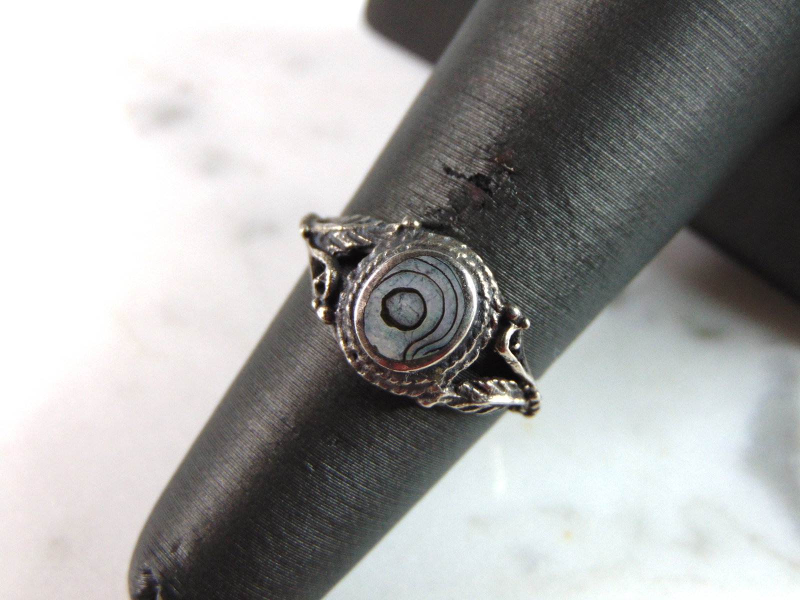 Womens Vintage Estate Sterling Silver Modernist Ring: A LOVELY WOMENS VINTAGE ESTATE STERLING SILVER MODERNIST RING. RING SIZE IS 5.0, AND WEIGHS 1.9g. THIS WOULD MAKE A NICE GIFT FOR THAT SOMEONE SPECIAL. ANY OTHER QUESTIONS PLEASE DO NOT HESITATE TO AS