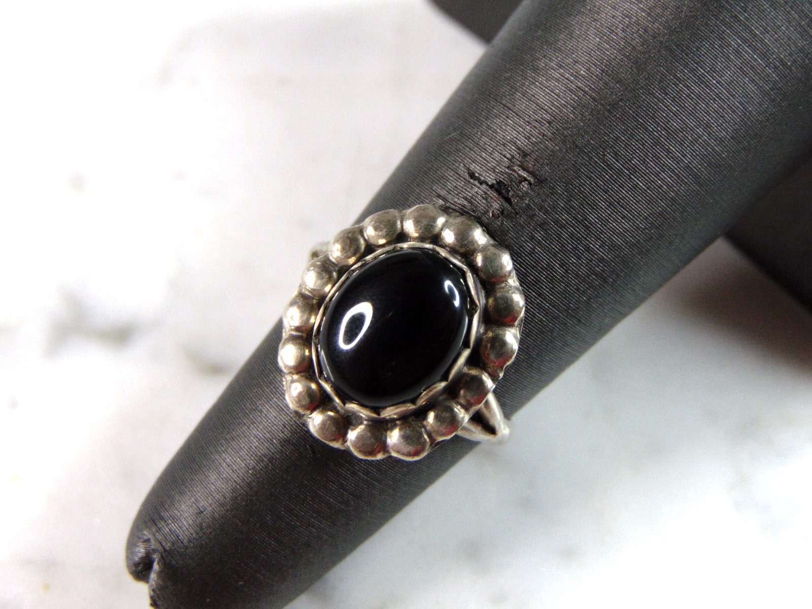 Womens Vintage Estate Sterling Silver Modernist Onyx Ring: THIS ITEM IS A LOVELY WOMENS VINTAGE ESTATE STERLING SILVER MODERNIST ONYX RING. RING SIZE IS 5.0, AND WEIGHS 2.8g. THIS WOULD MAKE A NICE GIFT FOR THAT SOMEONE SPECIAL. ANY OTHER QUESTIONS PLEASE DO 