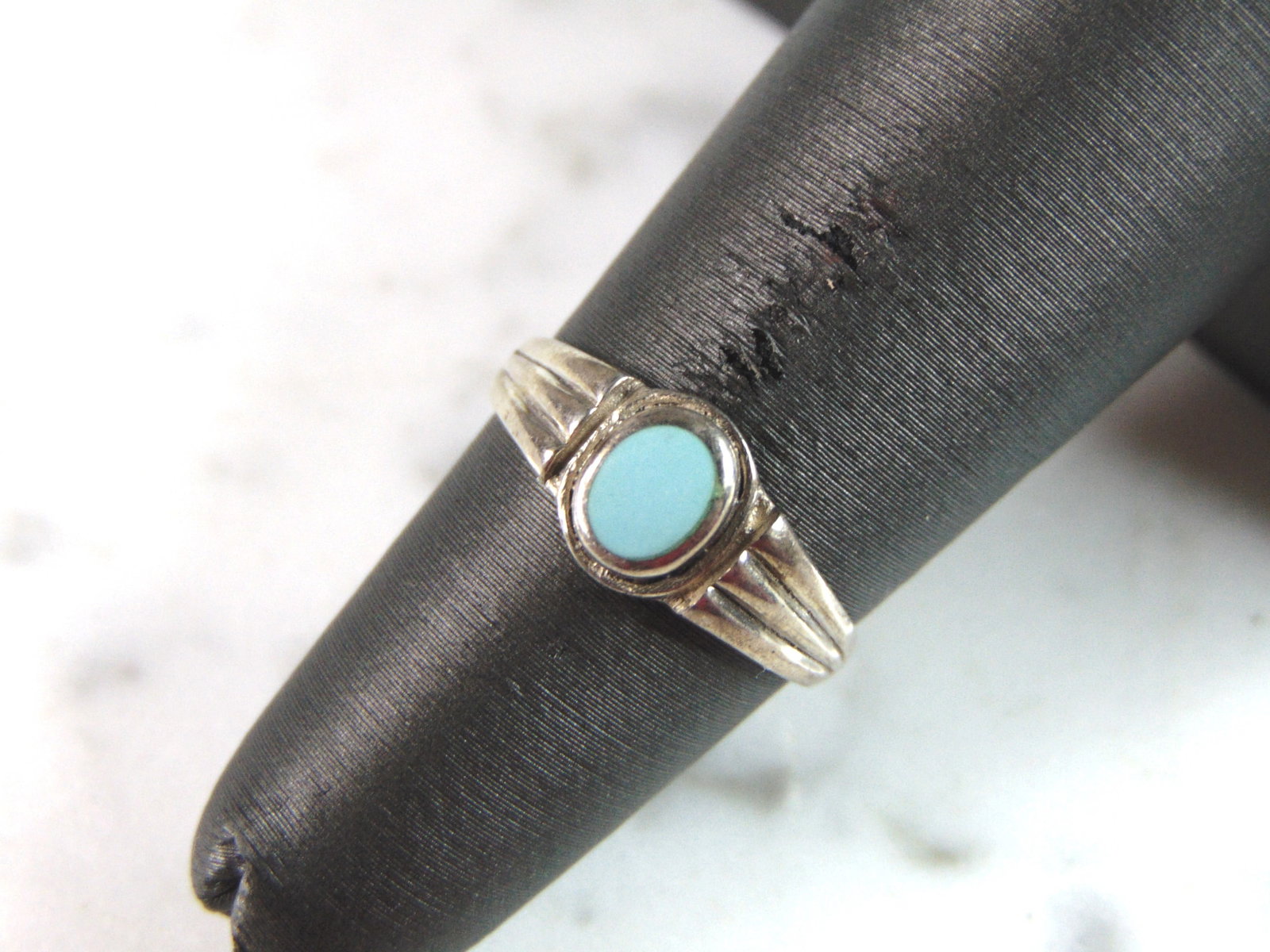 Womens Vintage Estate Sterling Silver Modernist Ring: A WOMENS VINTAGE ESTATE STERLING SILVER MODERNIST RING. RING SIZE IS 4.75, AND WEIGHS 1.3g. THIS WOULD MAKE A NICE GIFT FOR THAT SOMEONE SPECIAL. ANY QUESTIONS PLEASE DO NOT HESITATE TO ASK. BE SURE T
