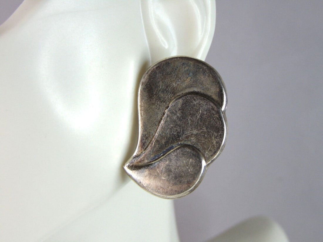Womens Vintage Estate Sterling Silver Modernist Earrings: A PAIR OF WOMENS VINTAGE ESTATE STERLING SILVER MODERNIST EARRINGS THAT WEIGH 7.0g, AND MEASURE 1 1/4" LONG BY 7/8" WIDE. THIS MAKES A LOVELY GIFT FOR THAT SOMEONE SPECIAL. ANY QUESTIONS, PLEASE ASK. 