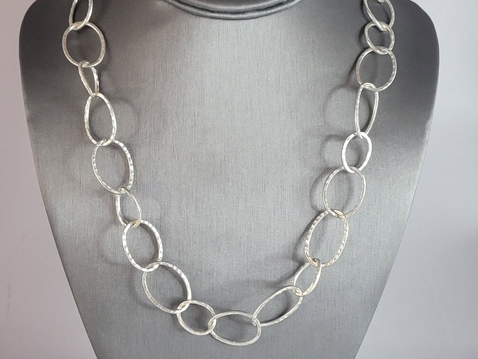 Womens Vintage Estate Sterling Silver Modernist Necklace: A WOMENS VINTAGE ESTATE STERLING SILVER MODERNIST NECKLACE. NECKLACE WEIGHS 38.8g AND MEASURES 23 1/4" LONG BY 3/4" WIDE. MAKES A GREAT GIFT FOR THAT SOMEONE SPECIAL. ANY QUESTIONS, PLEASE ASK. BE SUR