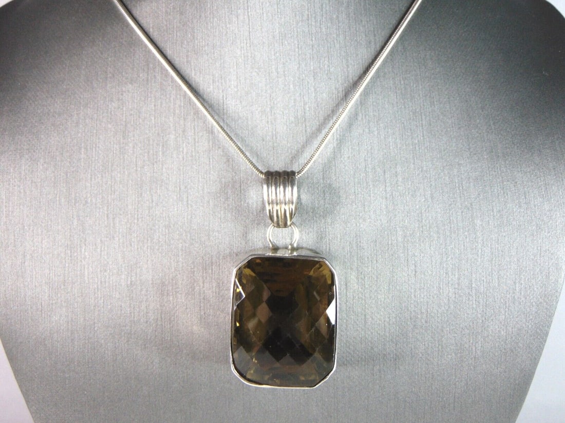 Womens Vintage Estate Sterling Silver Modernist Pendant & Necklace: A LOVELY VINTAGE STERLING SILVER MODERNIST PENDANT AND NECKLACE. THE TOTAL WEIGHT IS 39.7g, PENDANT MEASURES 2" LONG BY 1" WIDE AND NECKLACE IS 19 3/4" LONG. MAKES A GREAT GIFT FOR THAT SPECIAL SOMEON