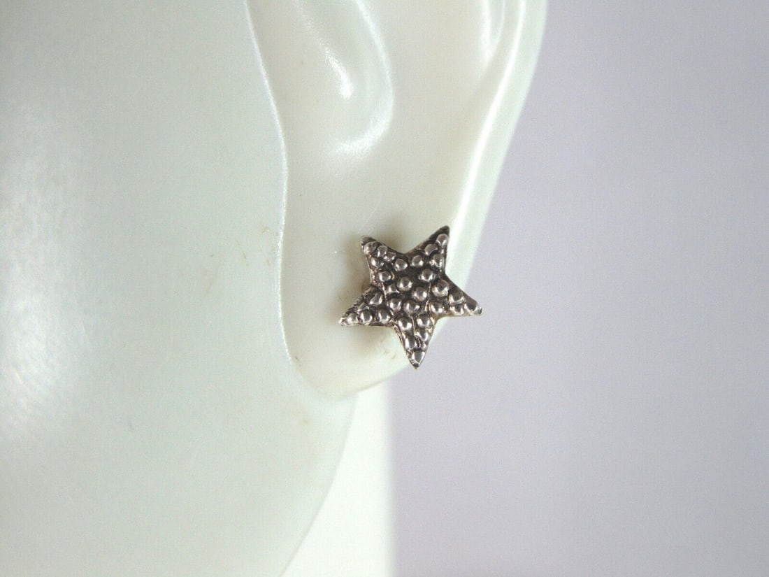 Womens Vintage Estate Sterling Silver Star Earrings: A PAIR OF WOMENS VINTAGE ESTATE STERLING SILVER STAR EARRINGS THAT WEIGH 0.5g, AND MEASURE 1/4" LONG BY 1/4" WIDE. THIS MAKES A LOVELY GIFT FOR THAT SOMEONE SPECIAL. ANY QUESTIONS, PLEASE ASK. BE SURE