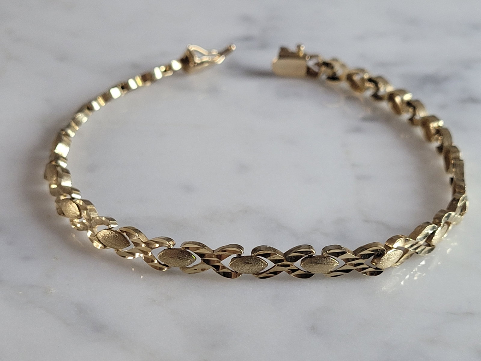 Womens Vintage Estate 14K Yellow Gold Chain Bracelet: A WOMENS VINTAGE ESTATE 14K YELLOW GOLD CHAIN BRACELET. BRACELET IS 7" LONG BY 3/16" WIDE, AND WEIGHS 7.6g. THIS WOULD MAKE A LOVELY GIFT FOR THAT SOMEONE SPECIAL. ANY QUESTIONS, PLEASE ASK. BE SURE T