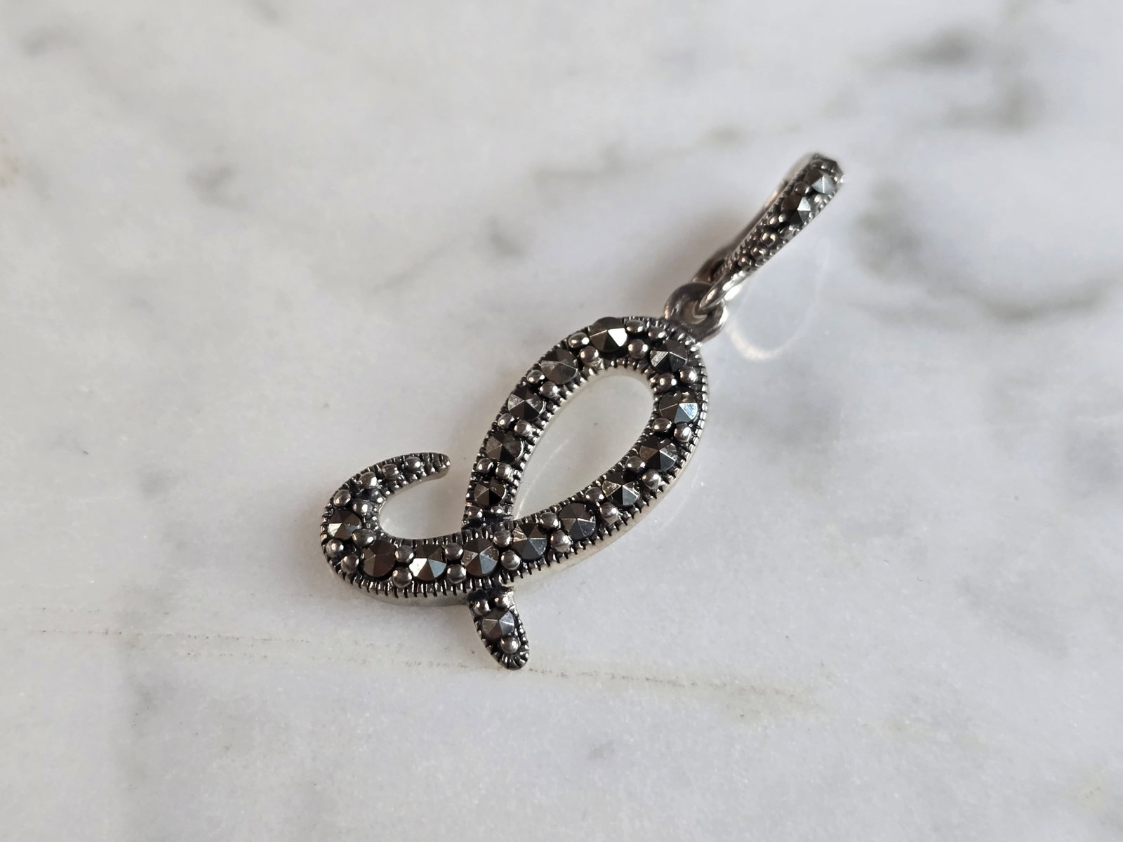 Womens Vintage Estate Sterling Silver Letter "L" Pendant: A WOMENS VINTAGE ESTATE STERLING SILVER LETTER "L" PENDANT. PENDANT WEIGHS 2.0g AND MEASURES 1 1/8" LONG BY 1/2" WIDE. PENDANT IS ACCENTED WITH MARCASITE STONES. MAKES A GREAT GIFT FOR THAT SOMEONE SP
