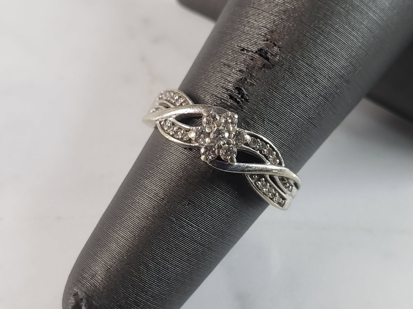 Womens Vintage Estate 10K White Gold Diamond Ring: A WOMENS VINTAGE ESTATE 10K WHITE GOLD DIAMOND RING. THERE ARE ABOUT .28cts OF DIAMONDS IN THIS RING. THE TOTAL WEIGHT IS 2.3g, AND IS A SIZE 5.0. RING IS MARKED ON THE INSIDE OF THE BAND. ANY QUESTIO