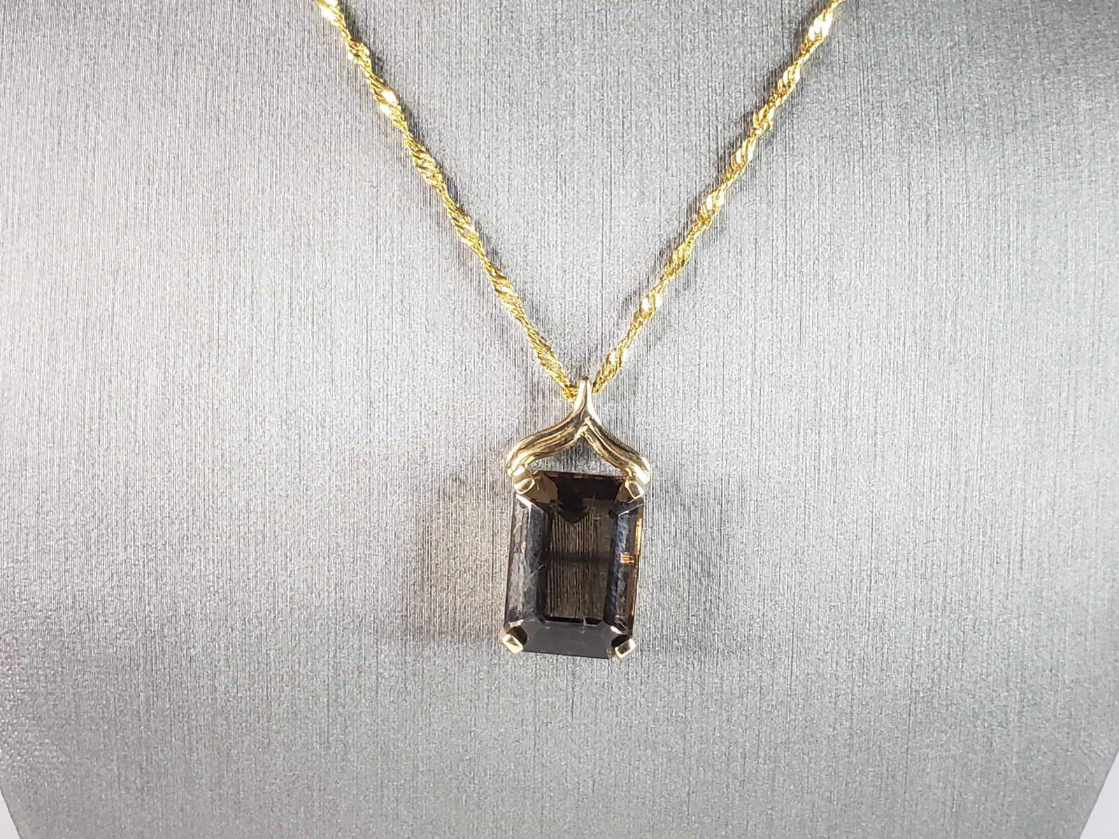 Womens Vintage Estate 14K Gold Smoky Quartz Pendant w/ Necklace: FOR SALE IS THIS LOVELY VINTAGE ESTATE 14K YELLOW GOLD SMOKY QUARTZ PENDANT WITH NECKLACE. THE NECKLACE AND PENDANT WEIGHS 10.2g. THE NECKLACE MEASURES 19 1/2" LONG BY 1/16", AND THE PENDANT MEASURES 
