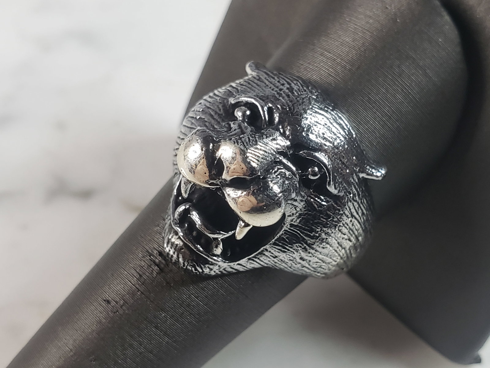 Mens Sterling Silver Panther Cougar Head Ring: A MENS STERLING SILVER PANTHER OR COUGAR HEAD RING. THE RING WEIGHS 14.0g AND IS A SIZE 10.0. FACE MEASURES 7/8" LONG. THIS RING WOULD BE A WONDERFUL GIFT FOR THAT SPECIAL SOMEONE. ANY QUESTIONS PLEAS