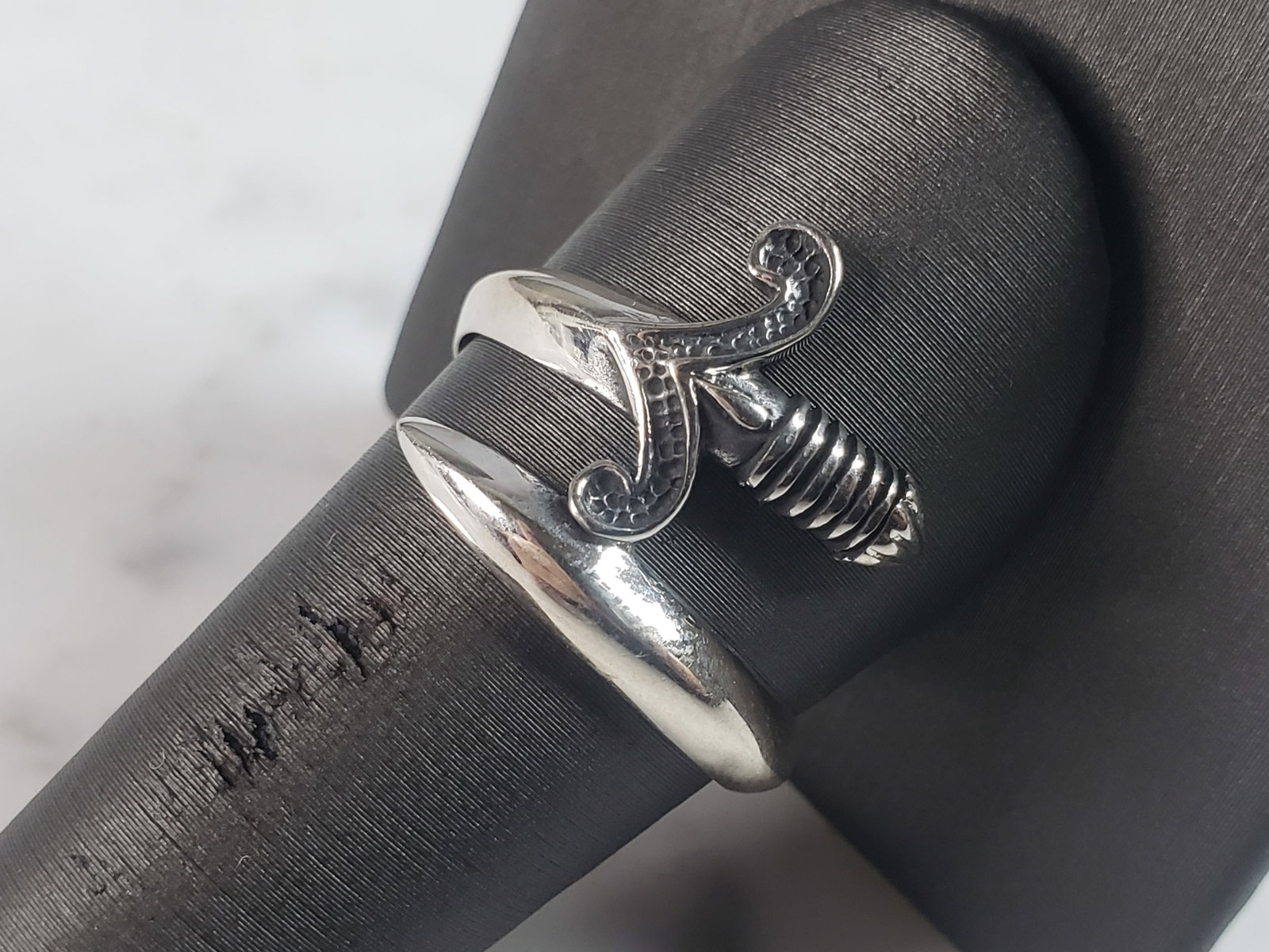 Mens Sterling Silver Arthurs Sword Ring: A MENS STERLING SILVER ARTHURS SWORD RING. THE RING WEIGHS 4.6g AND IS A SIZE 11.0. FACE MEASURES 5/8" LONG. THIS RING WOULD BE A WONDERFUL GIFT FOR THAT SPECIAL SOMEONE. ANY QUESTIONS PLEASE DO NOT H