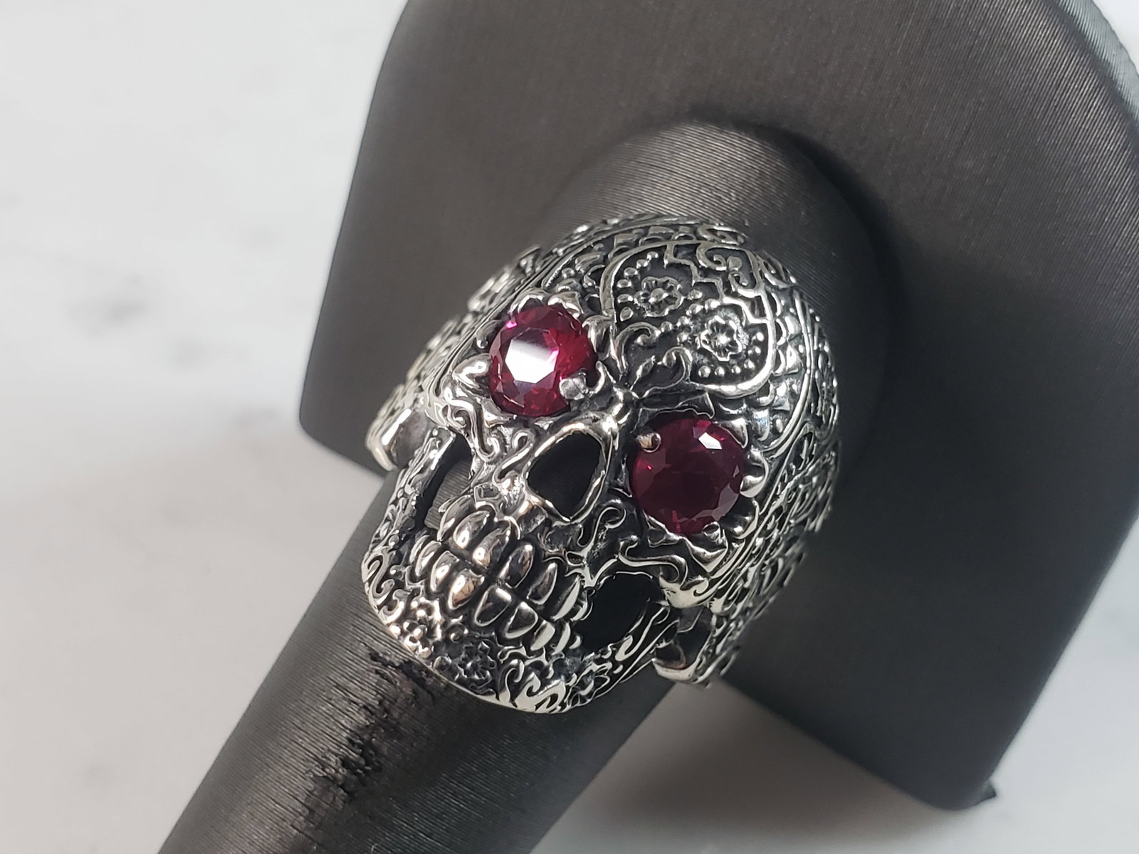 Mens Sterling Silver Ruby Eyed Skull Ring: A MENS STERLING SILVER RUBY EYED SKULL RING. THE TOTAL WEIGHT IS 14.3g, AND IS A SIZE 10.5. THE WIDTH OF THE RING FACE IS 1". STONES TESTED RUBY ON OUR PRESIDIUM GEM TESTER. THIS RING WOULD MAKE A GRE