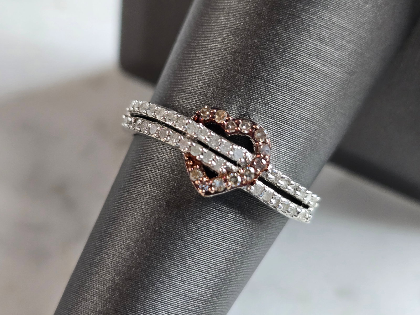 Womens Vintage Estate Sterling Silver Diamond Heart Ring: A WOMENS VINTAGE ESTATE STERLING SILVER DIAMOND HEART RING. THE RING WEIGHS 2.1g, AND IS A SIZE 8.0. THERE ARE ABOUT 0.48cts OF DIAMONDS. THE WIDTH OF THE RING IS 5/16". RING IS MARKED ON THE INSIDE O