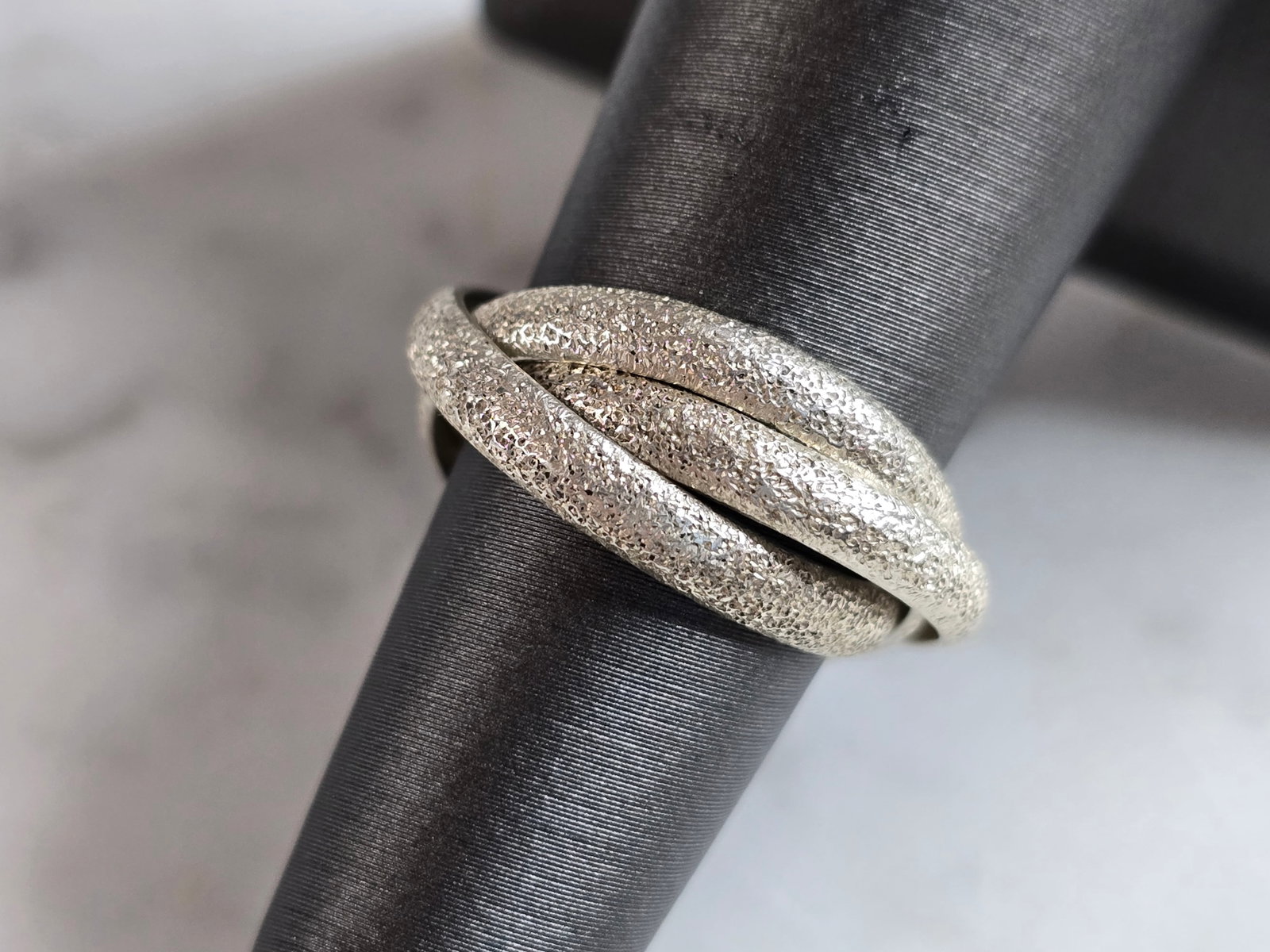 Womens Vintage Estate Sterling Silver Textured Trinity Ring: A WOMENS VINTAGE ESTATE STERLING SILVER TRINITY RING. THE RING WEIGHS 5.3g, AND IS A SIZE 5.5. THE WIDTH OF THE RING IS 3/8". ANY QUESTIONS PLEASE DO NOT HESITATE TO ASK. BE SURE TO CHECK OUT SOME OF 