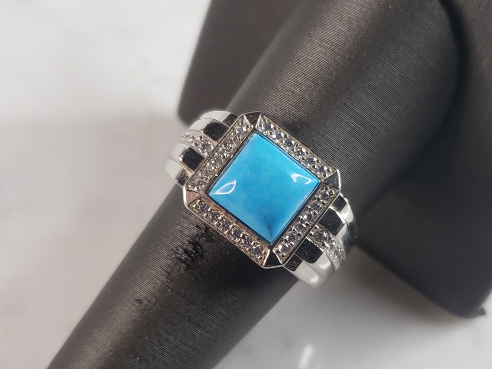 Mens Estate Sterling Silver Turquoise Ring: A MENS ESTATE STERLING SILVER TURQUOISE RING. THE RING IS A SIZE 10.0 AND WEIGHS 10.0g. NOT SURE IF THE STONE IS REAL OR MAN MADE. WIDTH OF THE RING IS 1/2". THE RING MAKES A BEAUTIFUL, IMPRESSIVE GIF