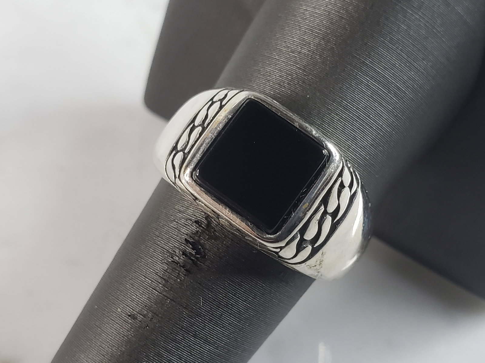 Mens Estate Sterling Silver Modernist Onyx Ring: FOR SALE IS THIS MENS ESTATE STERLING SILVER MODERNIST ONYX RING. THE RING WEIGHS 6.4g AND IS A SIZE 11.0. THIS RING WOULD BE A WONDERFUL GIFT FOR THAT SPECIAL SOMEONE. ANY QUESTIONS PLEASE DO NOT HES