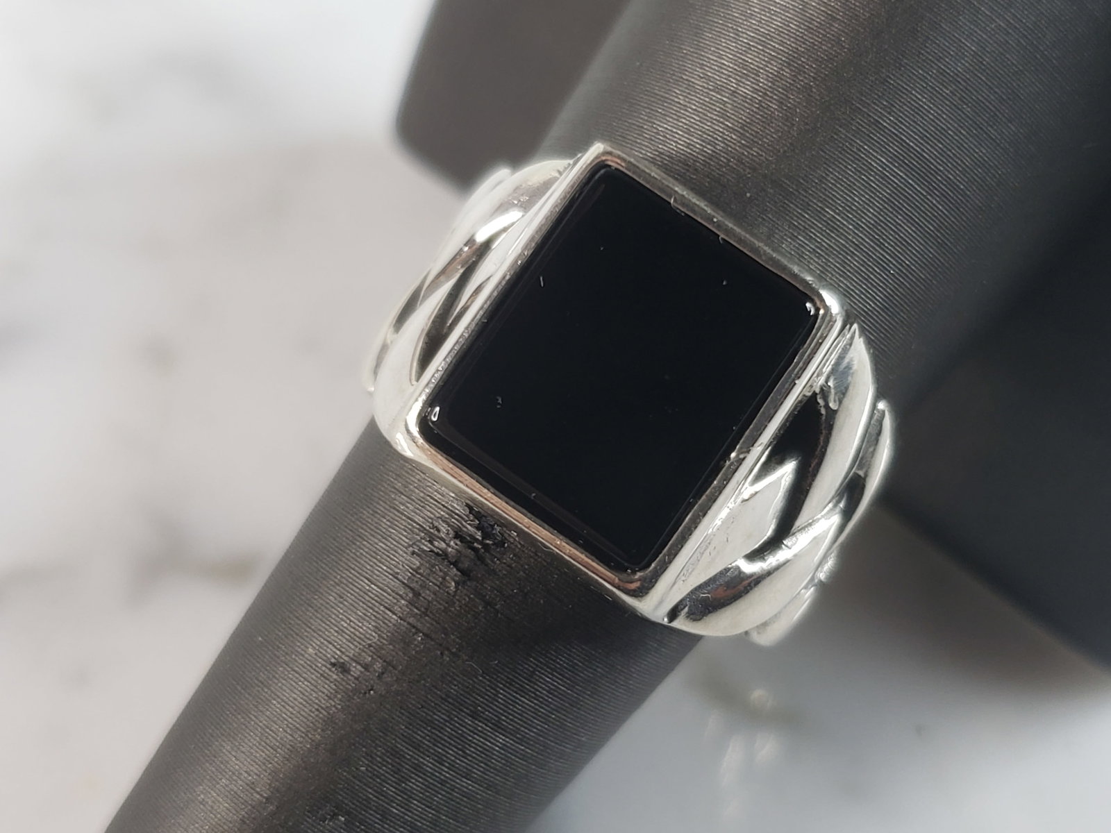 Mens Estate Sterling Silver Modernist Onyx Ring: FOR SALE IS THIS MENS ESTATE STERLING SILVER MODERNIST ONYX RING. THE RING WEIGHS 8.9g AND IS A SIZE 9.0. THIS RING WOULD BE A WONDERFUL GIFT FOR THAT SPECIAL SOMEONE. ANY QUESTIONS PLEASE DO NOT HESI