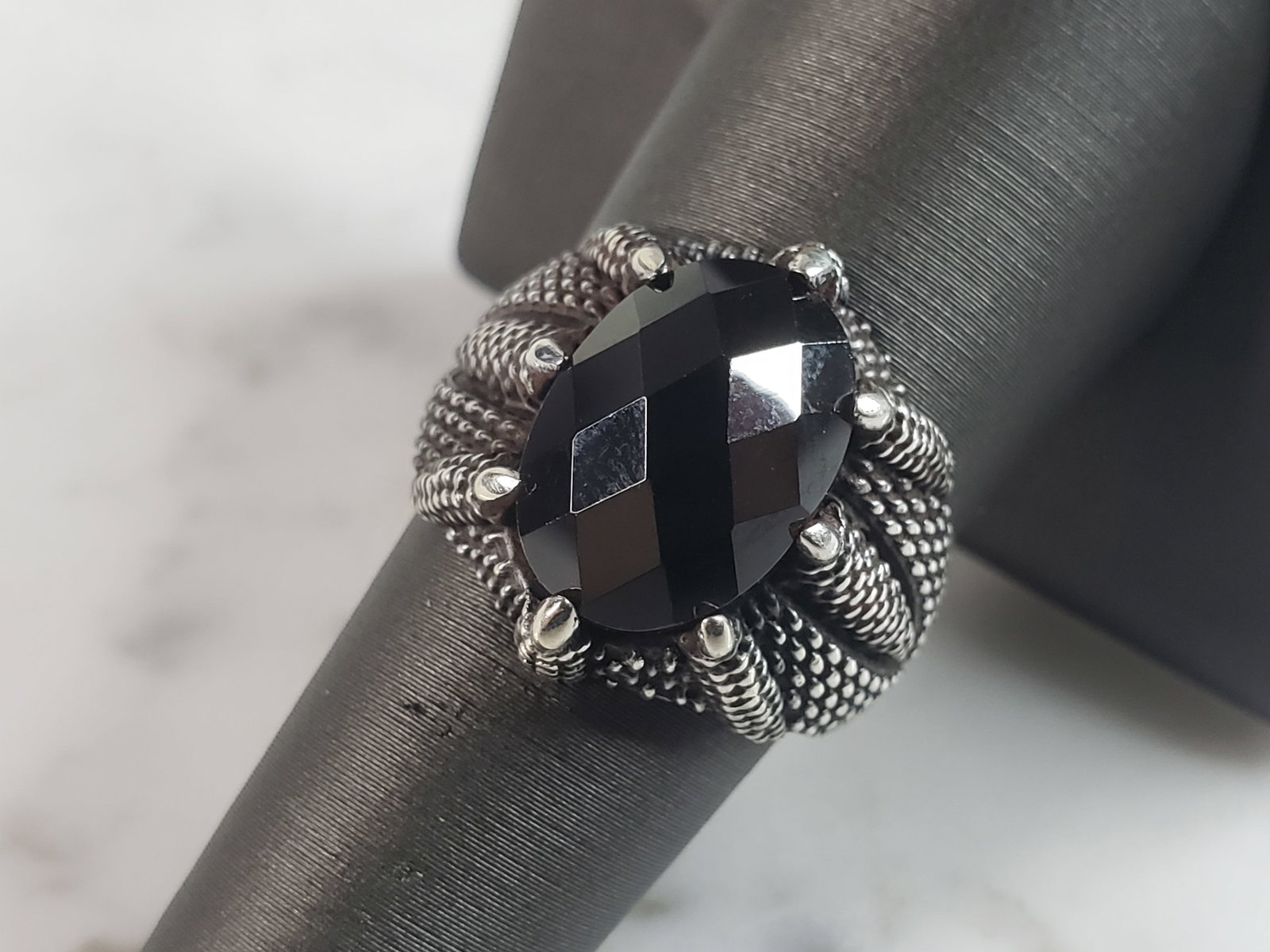 Mens Estate Sterling Silver Modernist Onyx Claw Ring: FOR SALE IS THIS MENS ESTATE STERLING SILVER MODERNIST ONYX CLAWRING. THE RING WEIGHS 7.7g AND IS A SIZE 9.0. THIS RING WOULD BE A WONDERFUL GIFT FOR THAT SPECIAL SOMEONE. ANY QUESTIONS PLEASE DO NOT 