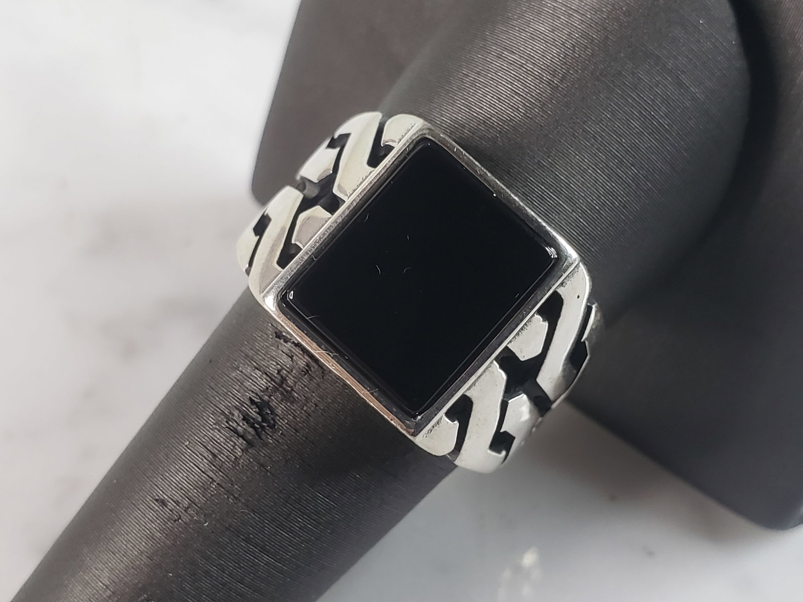Mens Estate Sterling Silver Modernist Onyx Ring: FOR SALE IS THIS MENS ESTATE STERLING SILVER MODERNIST ONYX RING. THE RING WEIGHS 9.1g AND IS A SIZE 10.0. THIS RING WOULD BE A WONDERFUL GIFT FOR THAT SPECIAL SOMEONE. ANY QUESTIONS PLEASE DO NOT HES