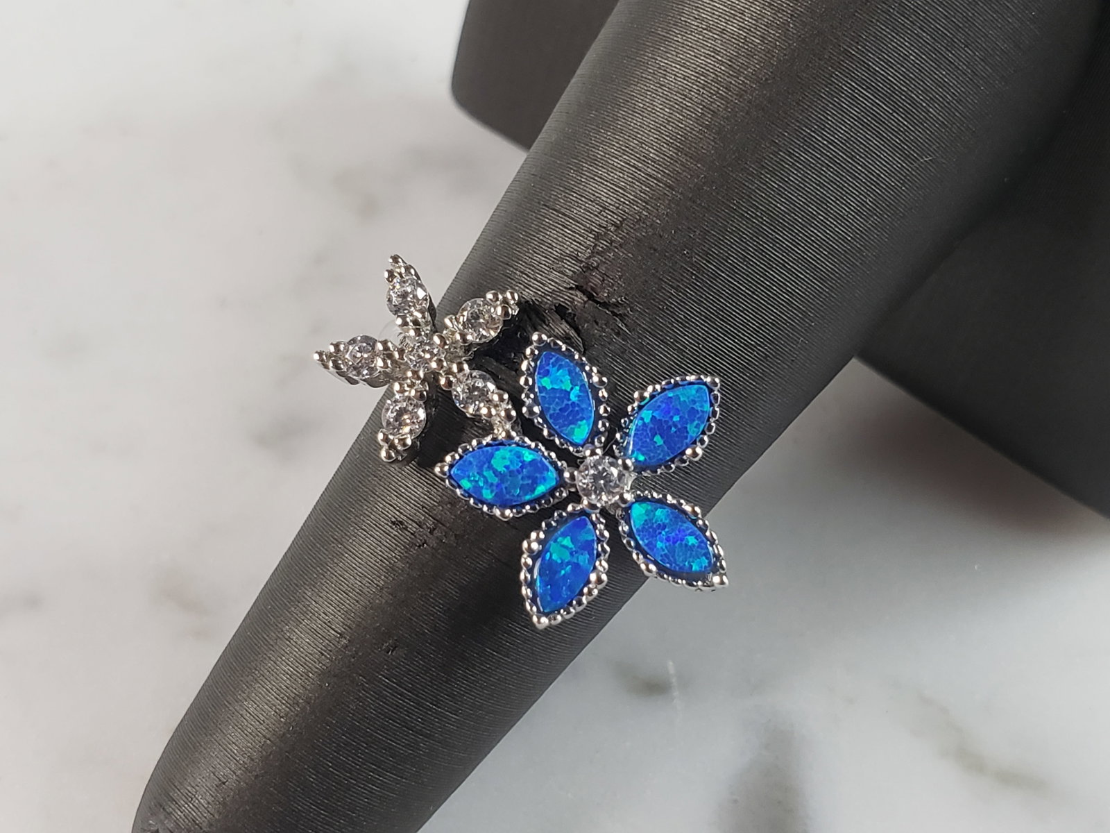 Womens Estate Sterling Silver Modernist Blue Opal Floral Ring: A WOMENS ESTATE STERLING SILVER MODERNIST BLUE OPAL COLORED FLORAL RING. THE RING IS A SIZE 6.0 AND WEIGHS 2.9g. WIDTH OF RING MEASURES 1/2". NOT SURE IF STONE IS NATURAL OR MAN MADE. THE RING MAKES A