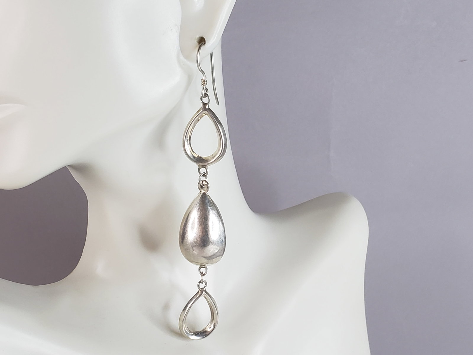 Womens Vintage Estate Sterling Silver Modernist Dangle Earrings: A PAIR OF WOMENS STERLING SILVER MODERNIST DANGLE EARRINGS. EARRINGS WEIGH 9.5g AND MEASURE 3 5/8" LONG BY 5/8" WIDE. ANY OTHER QUESTIONS, PLEASE DO NOT HESITATE TO ASK. BE SURE TO CHECK OUT SOME OF M
