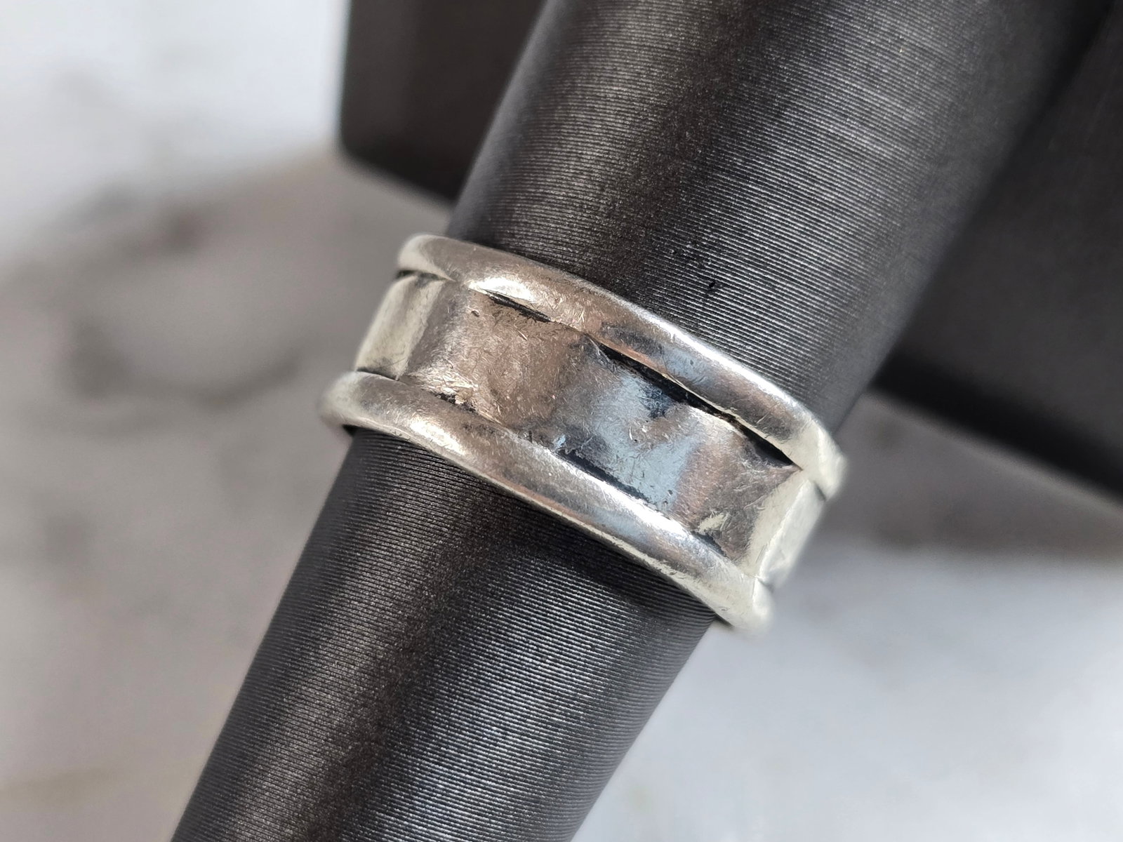 Womens Vintage Estate Sterling Silver Modernist Ring: A WOMENS VINTAGE ESTATE STERLING SILVER MODERNIST BAND RING. THE TOTAL WEIGHT IS 4.9g, AND IS A SIZE 7.75. THE WIDTH OF THE RING IS 5/16". THIS RING WOULD MAKE A GREAT GIFT FOR SOMEONE SPECIAL. ANY QU